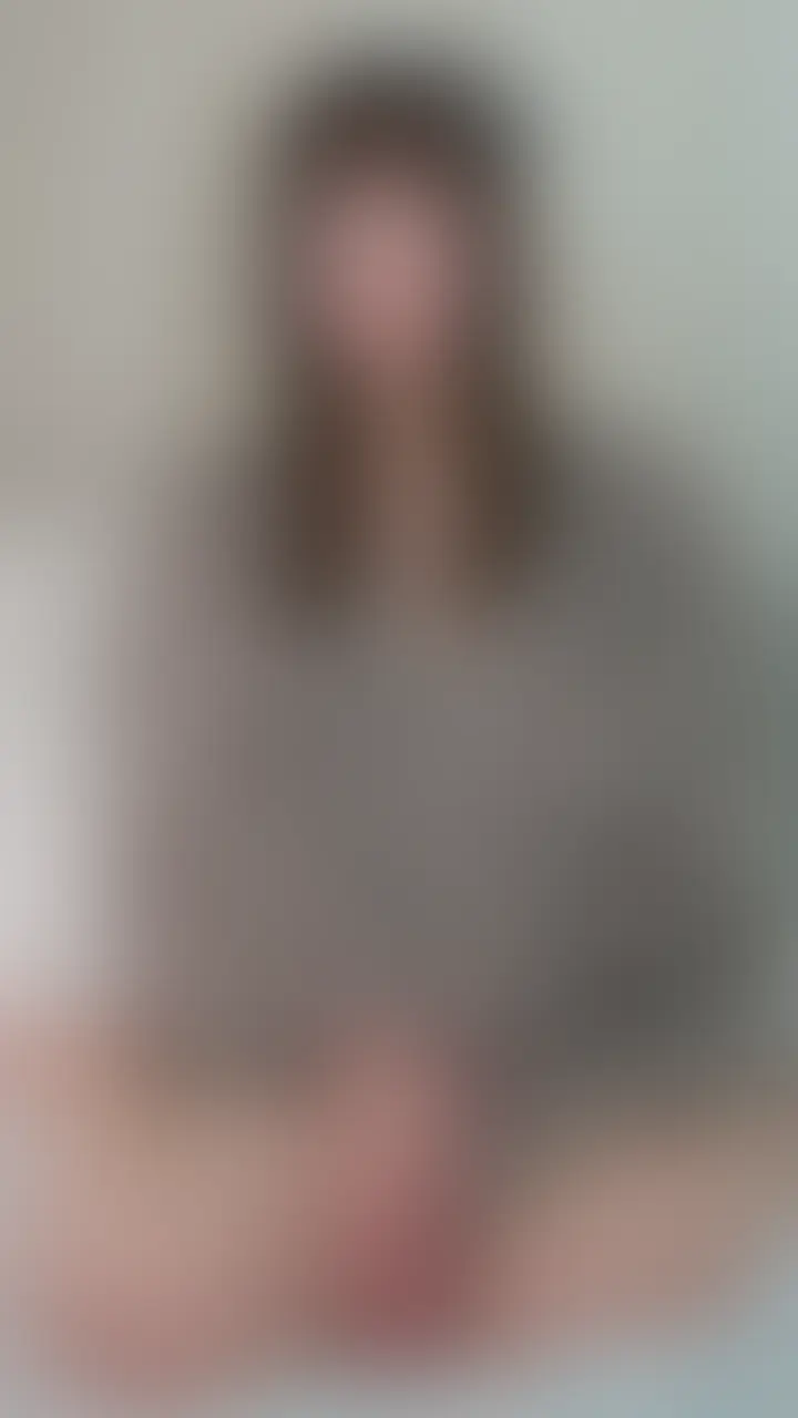 【✨縦動画/個人撮影✨】変態出張メイドの極上奉仕💖理性が溶けるおちんぽフェラ【実写】
出張メイドのヒナちゃんの別アングル縦型動画だよ💕
出張メイドのヒナがご主人様の自宅に到着。
コートを脱ぐと、すぐに見せられるように選んだ「ほぼ裸」の過激なメイド服姿が現れます。
ご主人様に見つめられながら、自らの指で胸や秘部を触り始めます。
愛液で濡れた指を見せつけながら、激しくかき回す生オナニーが止まりません。
乳首ローターやウーマナイザーなどの道具を使い、快感に耐えきれなくなったヒナ。
反射的にご主人様のおちんぽ(ディルド)を咥え込み、理性を飛ばして絶頂を迎えます 。
🍓内容🍓
「この格好、お掃除しやすくて気に入ってるんです♡ ……なーんて。本当は、ご主人様にすぐおまんこを見せられるように、この『ほぼ裸』なデザインを選んできたんですよ。」
「あぁっ! だめ、これ、おかしくなる! おまんこの中が、何かを欲しがって、熱くて、痛いくらい……っ!」
「あ、あああぁぁ!! くる! くるぅぅ!! 吸われながら、おちんぽ食べて、イっちゃうぅぅ!! んんんーーーっ!! じゅるぅぅぅーーっ!!」
-続きは本編で💖
☆-☆-☆-☆-☆-☆-☆-☆-☆-☆-☆-
コンテンツは全て無断転載・二次利用は禁止となっております。
配信映像・スクショ等の転載を発見次第、法的処置、通報致します。
※配信内の登場人物は成人しています。
※配信内の動画はすべてシチュエーションです、実際の職業や人物、作品とは関係ありません。 (2/2)