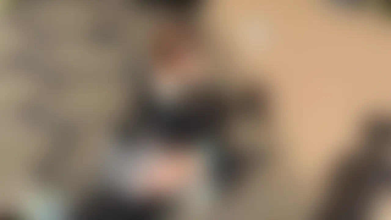 モテ過ぎ人生の美人ゲームライバーの Rちゃん(19)👩🏻
「エッチ大好きなのにエッチする機会なくて…🥹」と真剣に悩んでいたRちゃん。僕のXアカウントにDMをもらいました。なんでかな?と思って聞いていくと…
「実はゲーム配信で顔出ししてるので気軽に会えなくて🥺」とのこと。
そして、ゲーム配信者ですが、女子大生でもあり、実は彼氏もいるそう。でも、その彼氏くんともエッチの相性が壊滅的だと。。
有名ライバーだからこそリアルでは奥手になってしまうようで…真剣に悩んでいて、しかもドMなのに彼氏くんもMらしく、それは合わないですよね。
Rちゃんは大学でもモテて、同級生や先輩にも声かけられるそうだけど、彼氏とライブ配信もあって全て断ってるとのこと。
Rちゃんはエッチなことしたくてたまらないのに、誰ともできなくて、助けを求めてXで連絡してくれました。
全身オイルマッサージし始めたら…カラダをヒクヒクさせながら喘ぎ始める。手マンでオマンコをマッサージしてあげると…喘ぐ喘ぐ。おもちゃも使ってイジワルしてあげました。
彼氏とは感じたことないくらい気持ち良くなれたらしい。さて…その後、彼氏くんとのエッチは楽しめるのだろうか…
彼氏持ちの激カワゲーム配信者ががイジワルされる姿、ぜひ見てみてください🎥 (2/2)