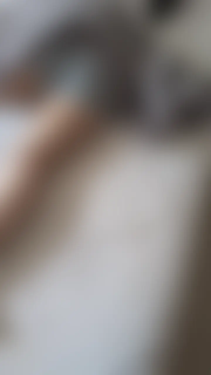 彼とアウトレットデートに行った日の動画です♡
彼が買った服めっちゃかわいくて、つい勝手に着ちゃいました!!
そしたら彼が部屋に入ってきて……
このシャツ私にはぶかぶかで、ワンピースみたいになっちゃったんだけど、彼はそれが可愛いみたいですごく嬉しそうにしてました,,ᴗ ᴗ,,♡
最初はただお話してただけだったのに、だんだんしたくなっちゃって…
そのまま彼を脱がせてお口で…。
もちろん最後までしちゃいました♡
全編彼目線の主観動画で、今回は特に距離が近めです!!
騎乗位のシーンでは声も近くて、私の声を耳元で聞いているような感じで見られるよ♡,,ᴗ ᴗ,,
ちょっと恥ずかしいけどプライベートな素の私たちです。みてね〜! (2/2)
