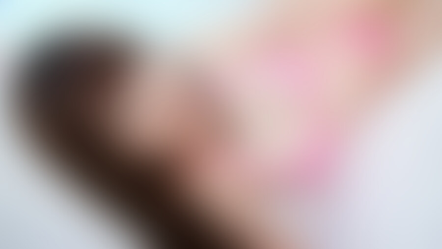 アクメの瞬間 パイパンちゃんの秘密⑧ 祐天寺桜子
そこには、あるべきものがありません。
そこは、ツルツルしていて、ぷにゅぷにゅしています。
そこは、ちょっと熱くなっています。
そこは、ちょっと湿っています。
そこの真ん中にまるで紐のようなパンツを食い込ませます。
すると、さらに熱くなってきます。
そして、透明な雫がにじみ出て、さらに深く食い込んでいくのです。
これはある意味、全裸よりエロいと思います。 (2/2)