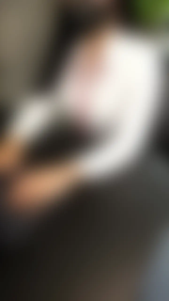 【期間限定公開】超問題作💕お昼休みにこっそりフェラして中出しえっちしちゃった🙈
お昼休みに、
こっそり会社でえっちなことしてみました…🙈
この日はみんなランチに出ていて、
事務所にはほとんど誰もいなくて。
静かな事務所でひとりで過ごしていたら、
同僚がランチに誘いに来てくれました。
そのとき、
床に赤いペンが落ちているのを見つけて、
何気なくしゃがんで拾おうとしたら…
目の前に、
大きくなってるアレがあって🥹
「今なら少しくらい大丈夫かな…?」
音を立てたら誰かに気づかれそうだから、
なるべく静かにしようとしてたんだけど…
途中、事務所の奥に人影が見えたときは、
「え、待って。誰かいる…?」
って、本当に心臓止まりそうでした。笑
普通ならそこでやめると思うんだけど…
バレそうな緊張感で、
余計に興奮しちゃって🥺
誰もいなくなるタイミングを見計らいながら、
最後はたくさん責められてます🙈💜
会社だから声も出せないし、
音もなるべく我慢しないといけなくて…
いつもとは違う背徳感がすごすぎました。
気づいたときには、
おまんこが真っ白になってて…
さすがに、
お昼休みにやることじゃなかったかもしれません。笑
編集しながら見返してても、
「これ本当に会社でしてたんだよな…」
って、自分でもちょっと信じられなかったです🥹
誰かに見つかりそうな緊張感も、
焦ってる顔も全部そのまま入ってます。
今日は一緒にドキドキしながら、
最後までゆっくり楽しんでね🙈♡ (2/2)