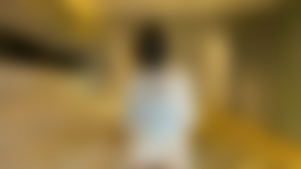 小柄でショートカット、少しメンヘラ気味の超美少女。
おしゃれさんでとっても可愛いんだけど、プレイになったら豹変するタイプ。
きつい言葉責めしながら笑顔でいじめてくるよ。
見た目によらず濃いめの毛が生えてるギャップ。
それを顔騎でひたすら擦り付けてきます。
蒸れた陰毛とおしっこ臭のするおまんこでダブルで匂い責めされちゃうよ。 (2/2)