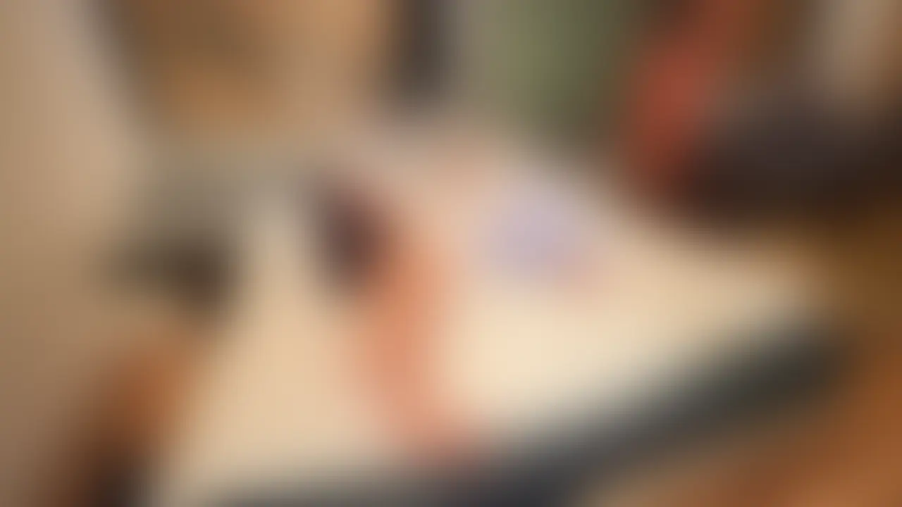 【痴女様奉仕動画】

今回ご依頼いただいた女性は28歳の彩菜さん。
妊娠7ヶ月の妊婦さんです。

実は彩菜さんは今回で2回目のご依頼。

前回は妊娠4ヶ月ほどの時で、妊娠していた事実を知らずに施術をしてしまいました。
偶然何事もなくてほんとよかったと思います。
彩菜さんが2回も私の所に依頼してくるのには訳がありまして、妊娠を機に、体が敏感に感じるようになったとの事です。
元々SEXをそんなにするご夫婦ではないそうで、たまにオナニーをして性欲発散をさせる程度。
それが今では、常に体がムズムズして我慢できなくなってしまうそうです。
実際、オイルマッサージを少ししただけで敏感に反応してギャン鳴きしていました。 (2/2)