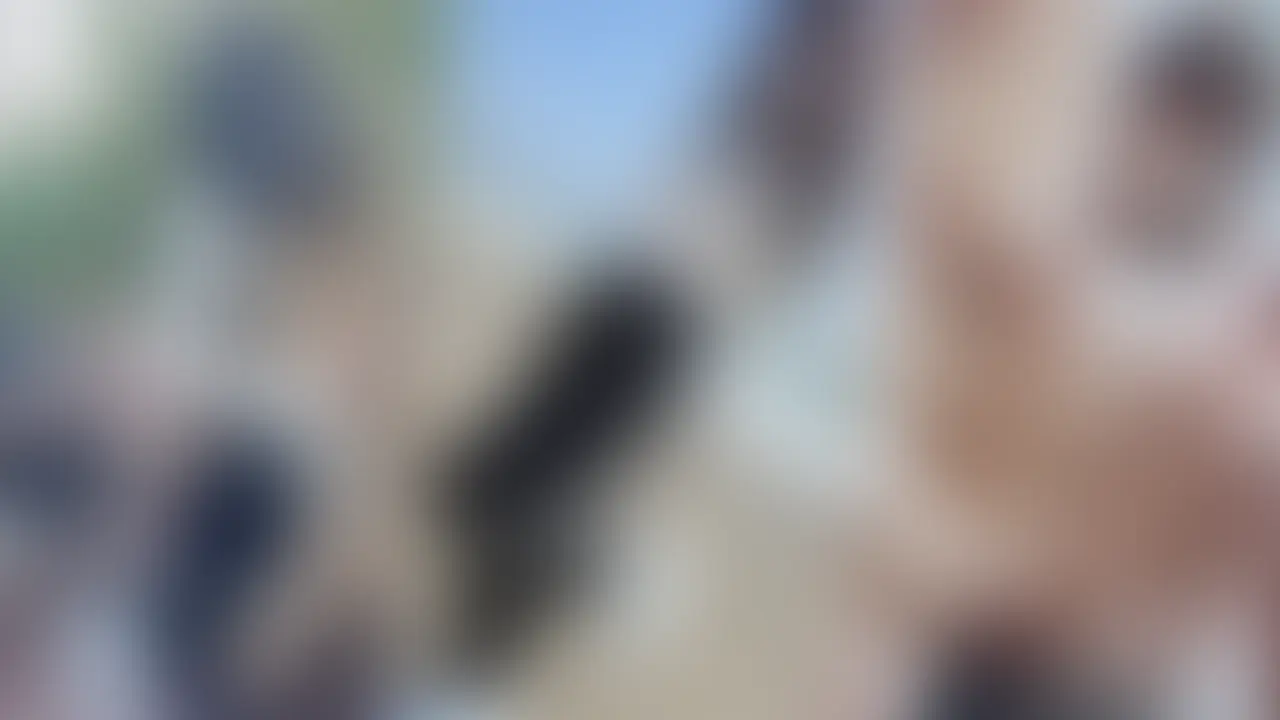 はじめに「いいね♡」を押していただけると嬉しいです❣️
今回はファンの皆様からのリクエストに応えたコンセプトで撮影しました〜😆💓
リクエストは「レザーパンツでのスパンキング」と「長めのデートシーン」
衣装選びからシチュエーション、プレイ内容まで、ユキとファンの皆様で直接話し合って撮影に臨みました❣️
私たちにとっても初の試みでしたが、プライベート感たっぷりの楽しいデート撮影になりましたよ💓
最初のデートコースは湘南の海🌊
少し風が強かったですが、夏の素敵な思い出になりました🌟
ユキはドMですが、実はスパンキングは初体験❣️
海岸や砂浜、丘の公園を散歩しながら、砂を払う口実でレザーパンツの上からお尻を軽く叩いて少しずつ慣れさせました😆✨
ホテルに着く頃には、叩かれるたびに性感帯が刺激され、ユキのお尻がピクンと反応するほど敏感に😊💓
股間もすっかり濡れちゃってました💦
大きなテラスのある部屋だったので、屋外で仕上げのスパンキングをユキの綺麗なお尻にたっぷり叩き込みました💓
自分も初のシチュエーションに興奮して、我慢汁が溢れちゃいました😅
屋外での立ちバックを楽しんだ後、部屋に戻ってバイブオナニーや手マン、手コキを楽しみ、再び正常位で挿入❣️
最後は半外半中出しでたっぷり射精しました🌟
頑張って編集したのですが、なんと1時間34分の短編映画並みの超大作になってしまいました😅
エロシーンは40分ぐらいからなのでお好みで楽しんでください❣️
コスプレ等のリクエストは私たちの趣向と合えばXなのでも気軽に受けてますが、今回のようなフルオーダーリクエストはファンクラブのブラックプランからご相談くださいね❣️❣️ (2/2)