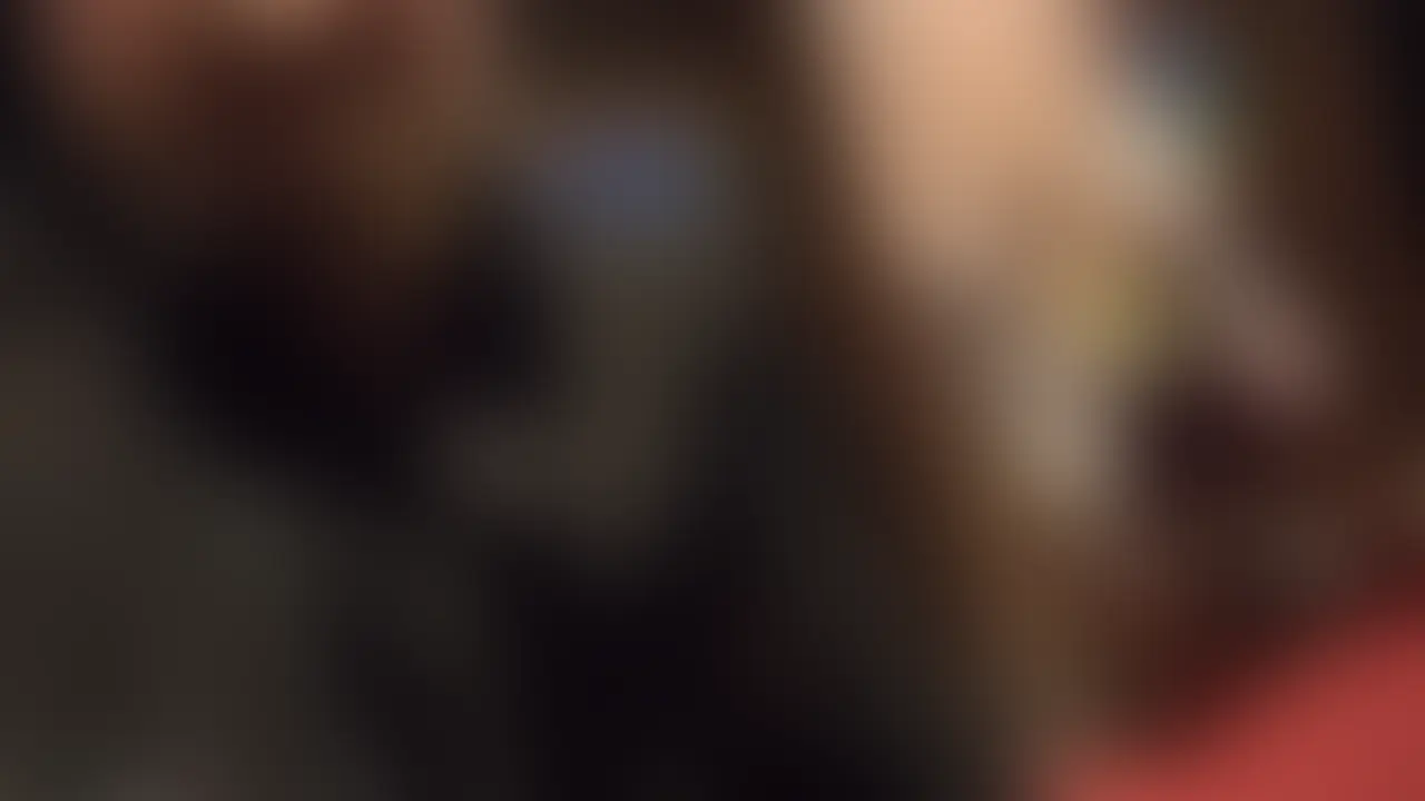 【第拾伍話:桃の補給】
頭の先から、つま先まで。すべてがピンクの女子大生に出会いました。
そんな彼女は、実は地下アイドルの桃色担当。普段はオタクたちに元気と笑顔を届ける素敵な表の顔を持ちます。
でも酒癖だけは悪く、オフ会でも酒を片手に、童貞オタクたちを食い荒らしていました。
そんな彼女に捕まり、我々隊員のペンライトも奥の奥までくわえられて、気づいたら彼女の腰に向けて振りまくってました。
これはただのAVではありません。
夜と酒と裏顔が組み合わさった今夜だけの奇跡のライブです。
ぜひ削除依頼が来る前に手に取ってみてください。 (2/2)