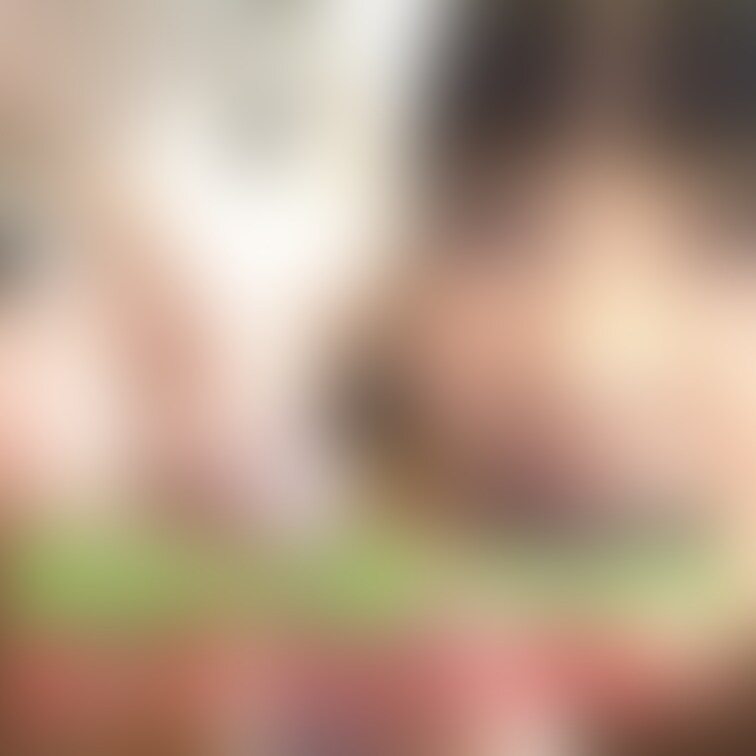元AV女優のうららちゃんと友達の女友達がいて『会わせてよ!』
そりゃ、セックスになりますわな
AV女優と言っても女の子、友達が隣にいたらやっぱ恥ずかしがったみたいでグズグズ感出ていますが、そこ含めて素人動画のリアルと思ってもらえたら嬉しいです
※女優やってた頃の名前あんま言わないで欲しいと言われたんですが、動画を単品購入された方にサンクスメールで本名を公開しています(名前が分かればDMMで購入も可能)
ダブルフェラからはじまり、途中からはお互いがヤッってるところを撮りあうという遊びがはじまってしまいますが愛嬌だとご理解ください😅
「AV女優のま〇こ舐めてみたいんだけど」
「いま?」
「うん」
「全然いいですよ」
こんなノリ
せっかくだから撮っちゃおうぜみたいな感じではじまったので、本人たちもやる気があったんだか、その場の勢いだったのか、心の準備できてなかったような心理描写もえろいかと
ぜひサンプルだけでもご覧ください
ほぼ、サンプルのテンションでフィニッシュまで進んでいく感じです (2/2)