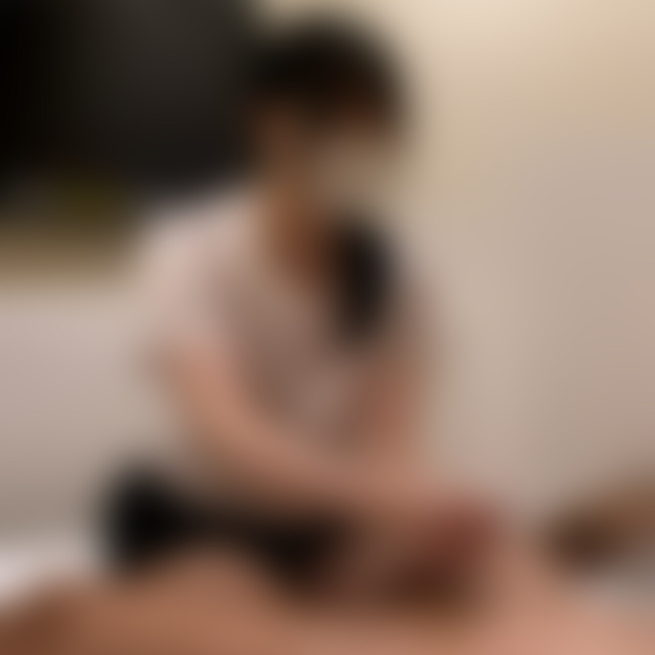 出張風俗メンエス(店名:デ○○ーネ)○○○ - 神宮寺涼(24歳)
┈┈┈┈┈┈┈┈┈┈┈┈┈┈┈
🙏みなさまにお願い🙏
「いいね」をたくさんもらえると投稿頻度を増やす励みになるのでぜひ♡を押してください!
┈┈┈┈┈┈┈┈┈┈┈┈┈┈┈
風俗嬢と付き合いたい、どうもゆってぃ監督です。
今回は行きつけのデ○○ーネさんで神宮寺涼(じんぐうじりょう)さんを指名。黒髪美**のパネルに釣られました・・w
当日現れた神宮寺さんはポニーテール姿で、パネル同様大変可愛らしい方でした。
抜きありのメンズエステ店だと結構マッサージを適当に済ませるセラピストさんも多いのですが、神宮寺さんのマッサージは本格的。抜きに行く前に身体全体がリラックスできて最高です。
職人気質なのか、恥ずかしがり屋なのか、なかなか目が合わず、「目見てたほうが可愛いですよ」と言ったら「えっ恥ずかしい…」と照れ笑いしてました。かわいい・・・w
手コキの仕方もオイルをたっぷりつけて両手でぐりんぐりんしごくスタイルで、やや刺激は強めですが、気持ちいいです。
黒髪美**に強めにしごかれたい、M寄りの方は絶対おすすめのセラピストさんです。 (2/2)