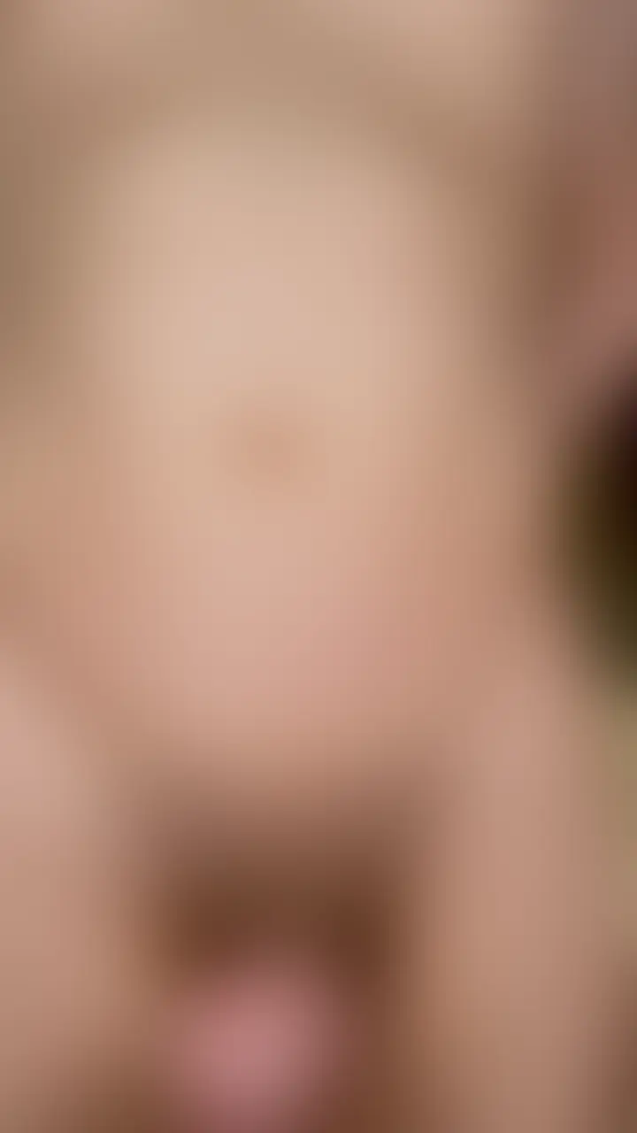 2人の綺麗なお姉さんがフェラしながら時々キスしたりするシコい縦動画です (2/2)