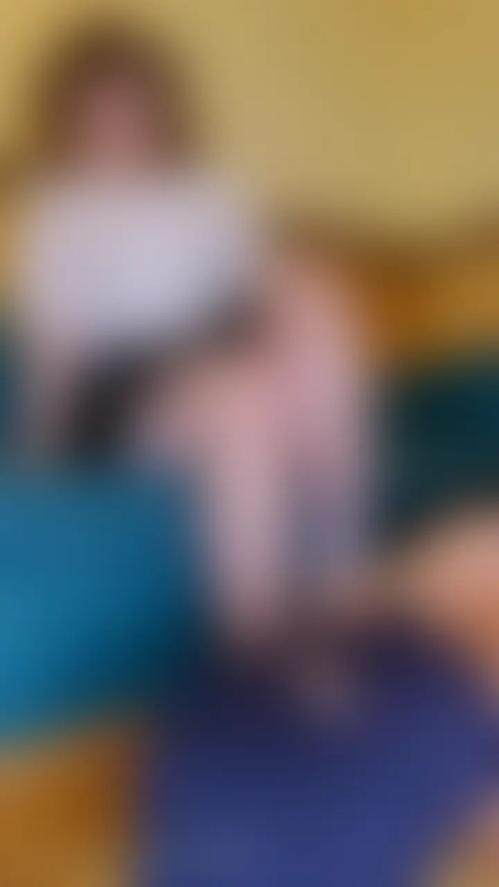 にこり様のムレムレ靴下・素足匂い責めです。

ブーツで暑い中履き続けてムレムレになった靴下の匂いを嗅がせます。
しっとりとした靴下の濃厚な匂いをM男に消臭させ、
靴下を脱いで汗でベタベタな素足を顔に押し付け
ドSに笑います。
※2アングル分の動画です。 (2/2)
