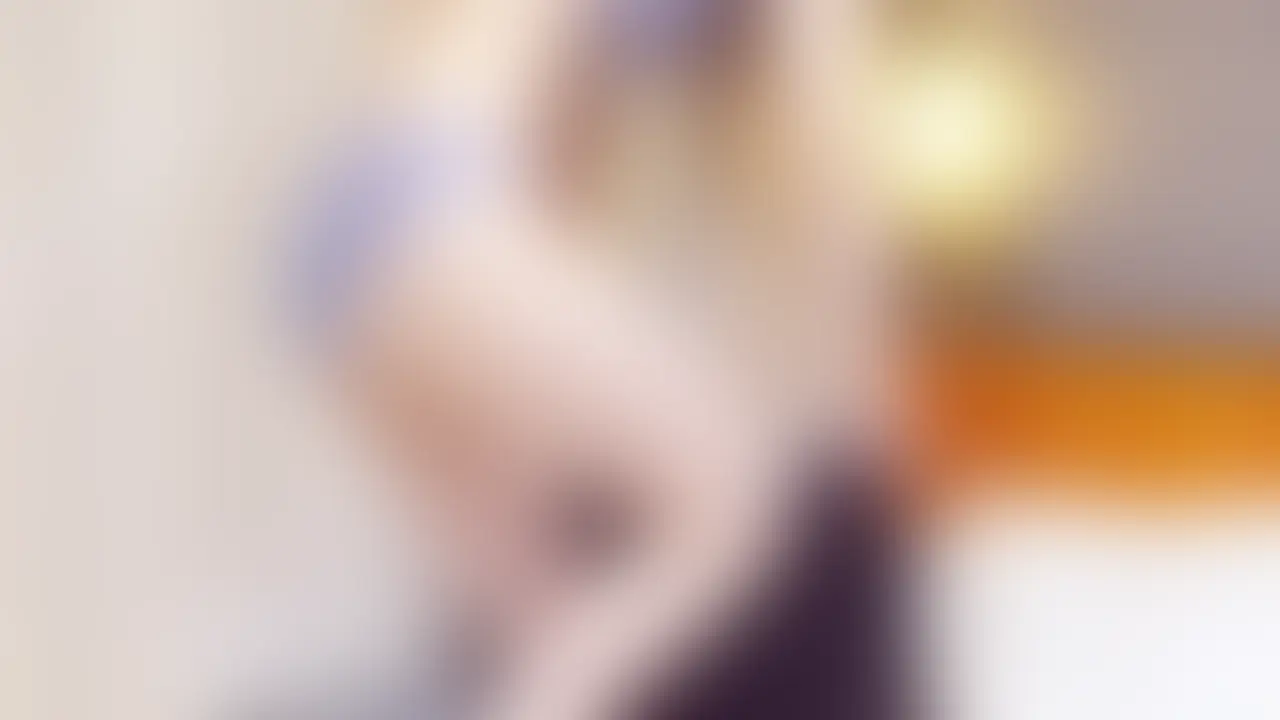 [riko 妄想#001-003]“推し”が出演する舞台の前に、ホテルで見せた淫らな素顔


なんとなく目に留まった女性がいた。
もちろん、話しかけることなんてできない。
名前も知らない。でも、こうして勝手に想像してしまう——
『もしも、あの子があんな姿を見せてくれたら』って。
これは、“ある中年男の妄想”です。


rikoは、女子大学に通う4年生。
大好きな“推し”が出演する舞台を観るために、ひとりで東京へ。
…もちろん、全部俺の妄想だけど。彼女の黒髪、清楚なワンピースが、妙に記憶に残っている。


…もしかして今、あの部屋で、ひとりで淫らなことをしてるのかもしれない。


舞台本番の前、彼女が泊まるホテルの一室で繰り広げられる“もしも”の物語。

本作は、そんなrikoの姿を「中年男の妄想」という視点から描いた連作妄想ストーリーです。 (2/2)