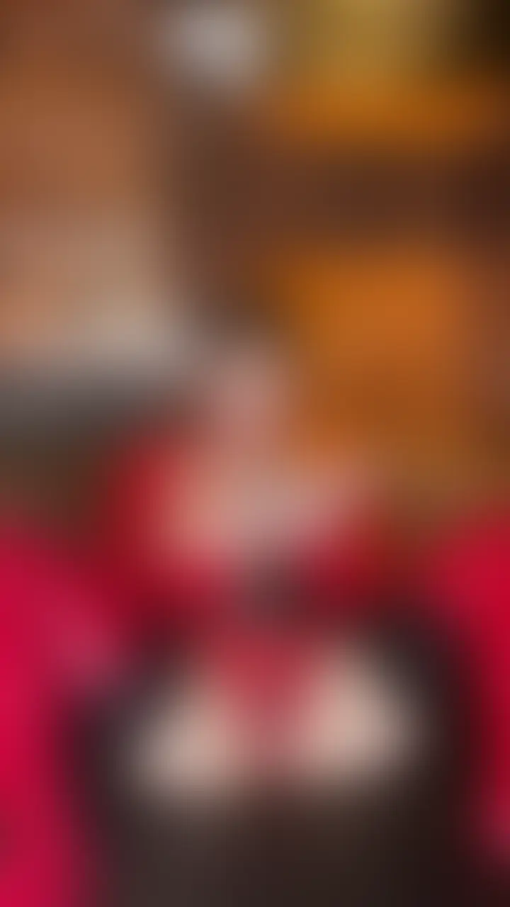 見終わったあと、右上の「♡いいね」押してもらえたら嬉しいです…!
反応もらえると、ちょっと照れるけど…すごく励みになります☺️
あと、「ここエロかった」「興奮した」とか、気軽なひとことでもコメントもらえたらうれしいです!
実はそういうの、次の撮影のときにめっちゃ参考にしてます✍️
★☆★☆★☆★☆★☆★☆★☆★☆★☆★☆★☆★☆★☆★☆★☆★
ちょっと時期外れだけど──
バレンタインコスをした時のオナニー動画、アップします♡
この日はなんだかちちも変なテンションで(笑)
電マとディルドで気持ちよくなりつつ、
なぜかアナルにポッキー挿れたりして…🍫
自分でも「え、今日どうした?」ってなってました😂
でもね、
やっぱり電マとディルドの組み合わせが最強すぎて、
もう最近は低刺激じゃ物足りなくなってきちゃって…
気づいたらズボズボ&ビクビク止まらなくなってました💦
ちちは元々敏感体質だから、
ちょっと責められるだけですぐイッちゃうんだけど──
この日は特にやばくて…後半は潮吹きながら絶頂何回も🥺
もう充分イったはずなのに、
おまんこが“もっともっと”っておかしくなっちゃって…
自分から腰振ってズボズボしちゃう姿、
正直…恥ずかしすぎて見られたくないような……
でも……見てほしいかも。/// (2/2)