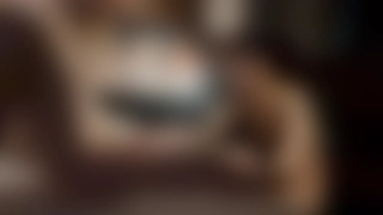 男2人、そしてピストンマシン。 彼女を待ち受けていたのは、慈悲なき「三位一体」の攻め。
前から、後ろから、そしてマシンが奥深くまで容赦なく突き刺さる。
下品な喘ぎ声も、マシンの轟音にかき消されていく。 痙攣が止まらない彼女を置き去りにして加速する、非人道的なまでのピストンスピード。
滅茶苦茶にされ、果て続ける彼女の姿を、心ゆくまでご堪能ください。 (2/2)