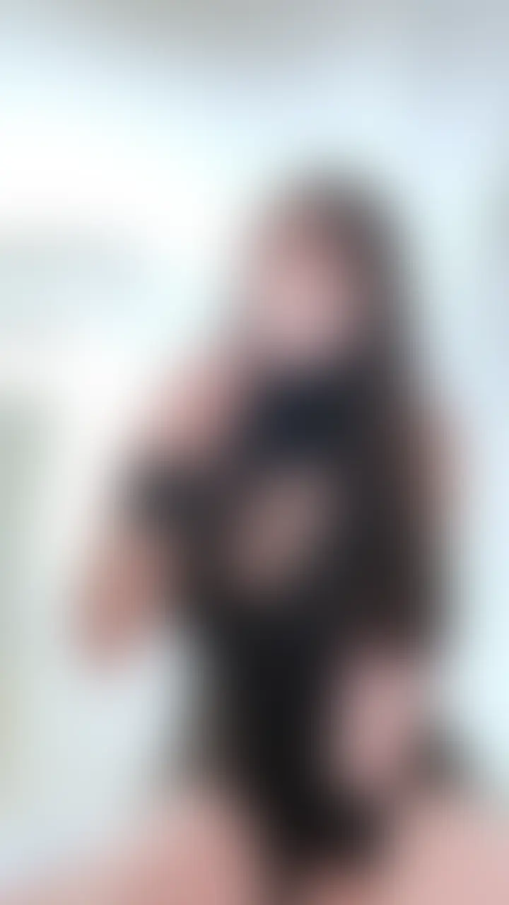 四つん這いを意識してエッチなことしました。おっぱいの大きさが伝わる映像になったかなと思います!恥ずかしいけどぜひ見てみてください! (2/2)