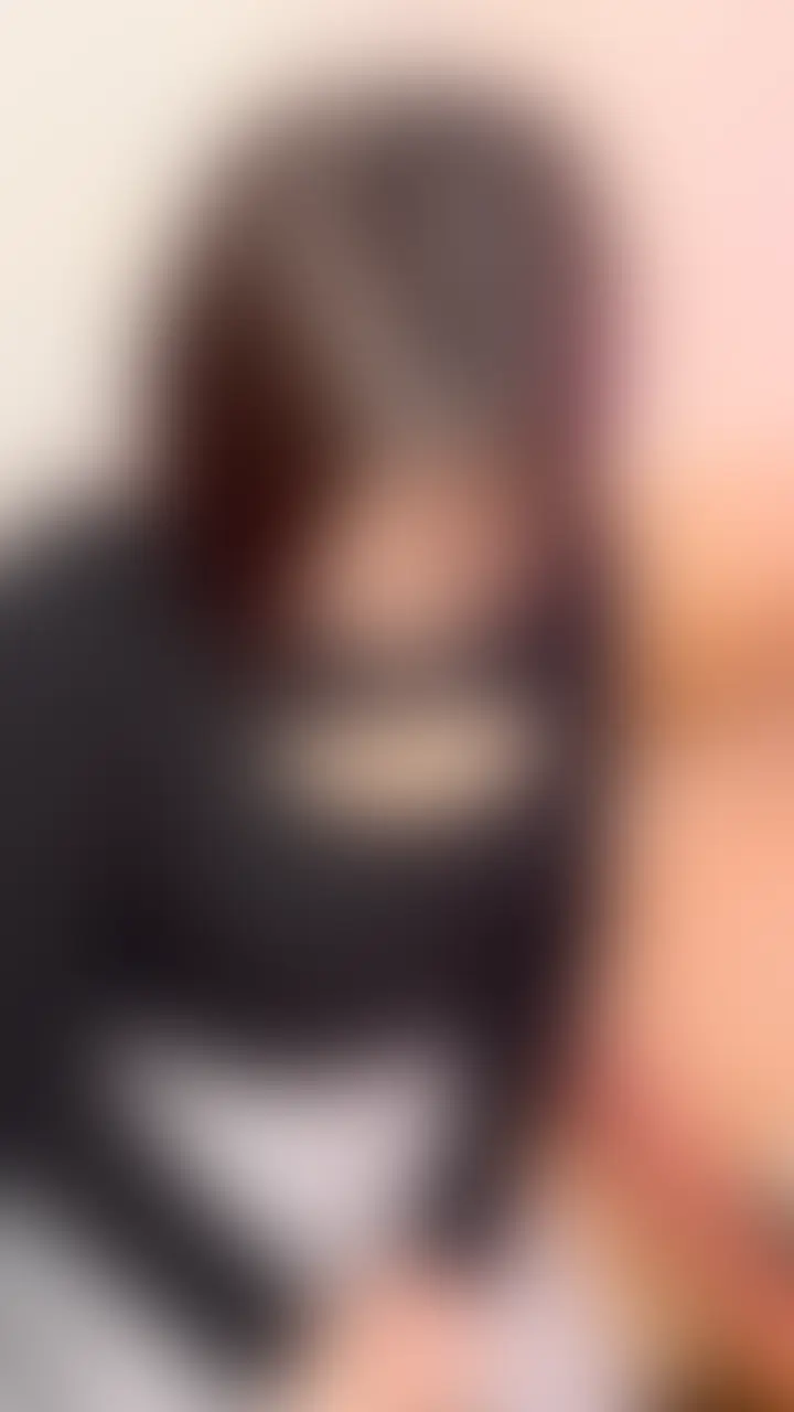 モジモジしていて経験無さそうに見えるのに、下着はちゃんとエロ可愛いの着てきて、今日すごい楽しみにしてたんだな~って伝わって嬉しい。しかも乳首をいじると「おっ」って喘ぎながら、ビクビクする感度絶好調な奥さんです。
【本編顔出し7月24日17:00公開】
マッチングアプリで出会ったエロがる奥さんと…。
胸を強調させるセクシーニットで待ち合わせ場所に現れた奥さん。
旦那さんいるのに「まだ帰りたくないです…」って欲求不満の奥さんをホテルに連れ込んで、理性崩壊あまあまセックス。
あまりの気持ちよさに奥さん目がイっちゃってるし、止まんない潮吹きの嵐で部屋中びしょ濡れw
そんな大人しそうな顔してむっつりスケベな奥さんにどっぷり中出し。 (2/2)