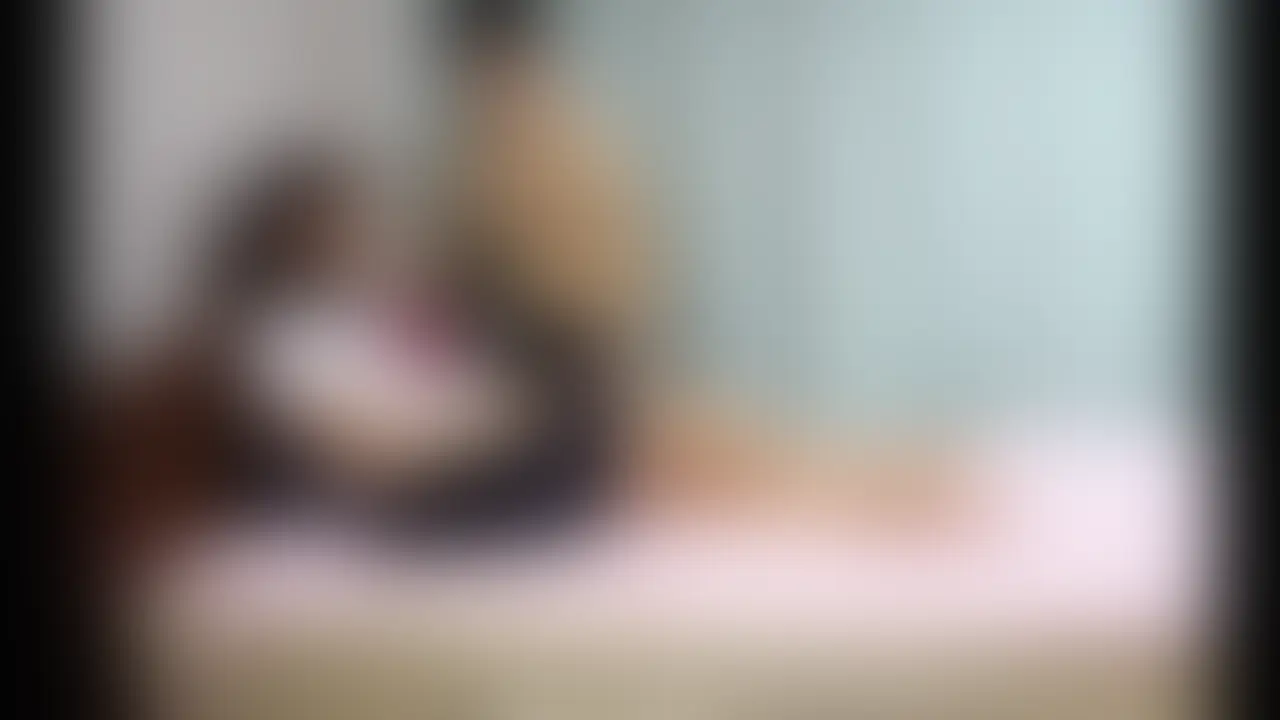セーラー服の妻💕①

セーラーコスをした３３歳の２児のママ❣️
徐々に前戯で気持ち良くなって段々喘いでシックスナイン中に気持ちよくなりすぎて、ちんこしゃぶらず旦那に跨ったままクリイキしちゃいました💓
シックスナイン中ブルブルも当てて💓と妻に言われて大興奮でした

セーラー服着る時は恥ずかしがってましたが着てみると可愛く、妻自身も興奮できたようです☺️
百聞は一見に如かず！ということでサンプル動画ぜひ見てください❤️ (2/2)