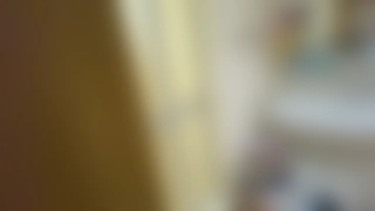 妻が入浴中のお風呂に侵入してチンポをしゃぶらせたやつ。

被写体は私の妻です。

私は53歳にして恥ずかしながら初婚でして、妻はふた回り以上も年下なんです。
一体、私のどこが良かったんでしょうか。
遺産目当てというほどお金を持ってないですし。

それでも、私にもとうとう幸せが舞い込んで来たのかと少し浮かれてまして。

新婚だし、妻も若いんで、僕も年齢を言い訳にせず
あっちのほうも頑張らないとな…と
毎日栄養ドリンクを飲んで頑張っているんですが
アレですね、やっぱり年齢には勝てないというか。

普通のエッチだともう私のムスコは反応してくれないんです涙
ムスコが元気を出す方法が何かないかなって考えたら
そうだ、妻の入浴姿を撮影しようと思いついて。

風呂場の前の洗濯カゴに妻の下着があったので匂いを嗅ぎつつ
そのままカメラを片手に一緒にシャワーに入ろうと。

妻は嫌がってましたよ、最初は。
でも、しょうがないですよね、夫婦なんで。

で、妻と体を洗いあってるうちに自分も興奮して
珍しくギンギンになったんで、しゃぶってもらいました。
はじめは顔を隠してましたが、途中から諦めてましたね。

文句を言わずに精子を飲んでくれる
私の自慢の妻を見てやってください。 (2/2)