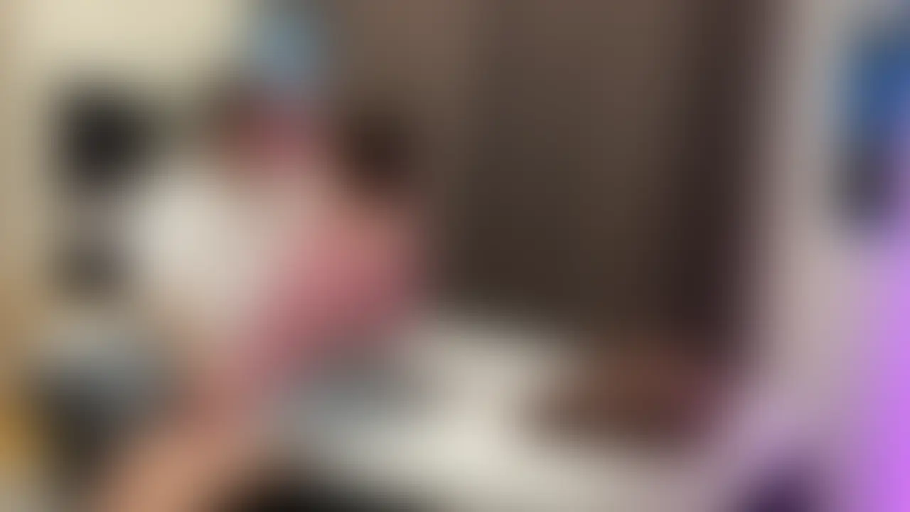 【超可愛い花屋のアルバイトの子をお持ち帰り。遠距離彼氏の寂しさを埋めるHで喘ぎまくり】
みお【22】
正面 横
ちょっとしたイベントの主催を任され花を用意するため花屋に行った時に見つけた可愛いアルバイト【みお】
まとめた花の注文だったので3回通って笑顔のかわいい【みお】を担当してくれたお礼にと食事に誘った
遠距離恋愛の彼氏が大好きで浮気は絶対しないと言ってたけどすごく寂しいって言ってから「隣行って良い?」と聞くと「うん」と言うのでこれはやれる!と確信
隣に行ってキスをして「嫌じゃない」って聞くと「嫌じゃない」って言うからそのまま流れでHに…
やさしくフェザータッチから攻めると「イク…」と大人しいのにイってた。フェラも喉奥までしてくれて気持ちいい。あの花屋の可愛い子が今俺のを咥えてる
そして挿入すると大好きな彼氏を忘れてアンアンイキまくり俺の上に乗って腰を振っていた
タグ
素人 個人撮影 巨乳 変態 ハメ撮り 美乳 美女 乳首
お尻 フェラ 手コキ 中出し 騎乗位 生ハメ 顔出し
パンチラ NTR ギャル 下着 ミニスカ (2/2)