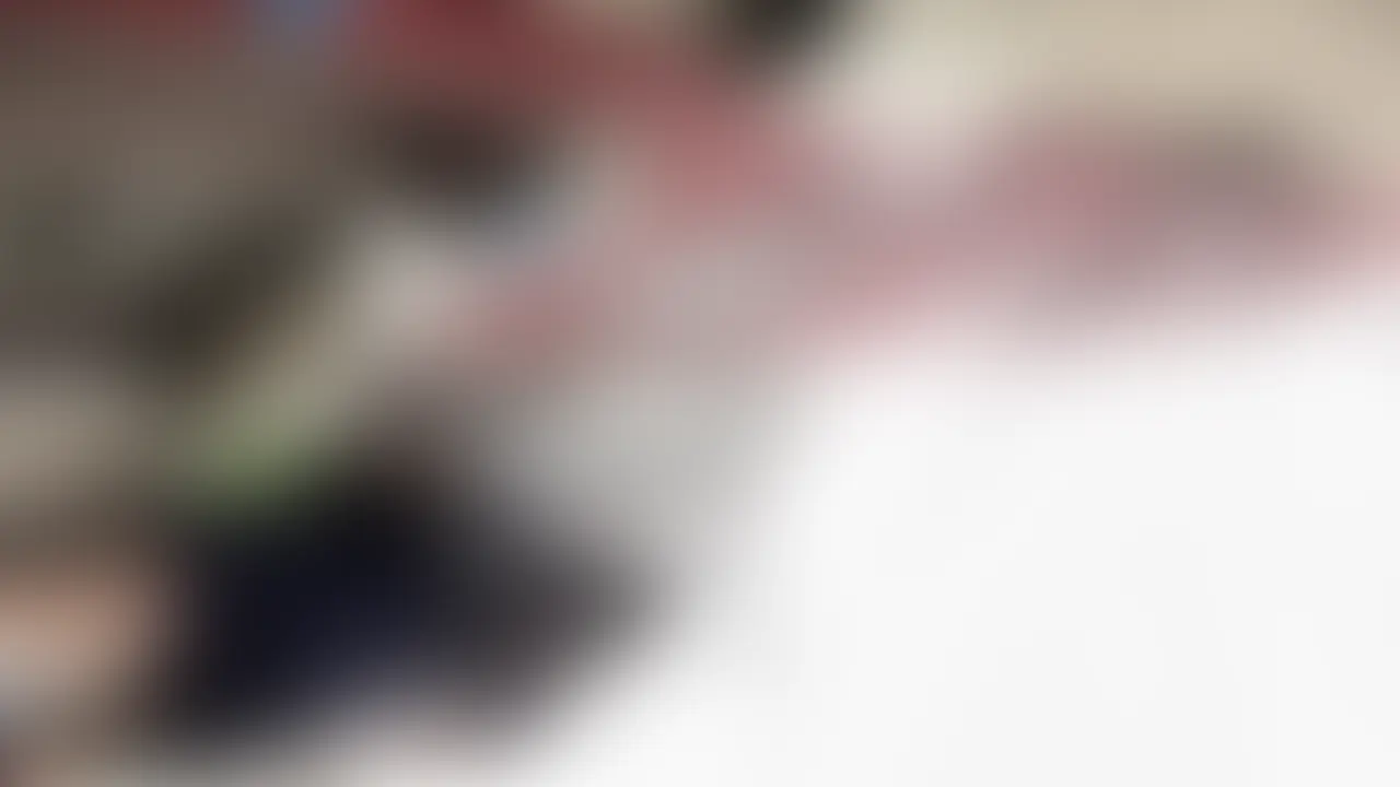 【顔出し】女子アナ系知的美女。隙だらけの股下から執念のアタック。
【顔】84点
【スタイル90点
【P】90点
若者で溢れかえる某駅にて。
喧騒から少し離れた路地にて、ひときわ目を引く、
女子アナのような清楚かつインテリなオーラを纏った美女を捕捉しました。
ロングブーツとワンピースの隙間から覗く色白美脚がたまりません。
雑貨屋に入っていくところを真後ろにポジショニングし、
リモートカメラの画像で純白の生Pを確認。
その後買い物を続ける彼女に対し、何度もアタックを繰り返します。
店内の人気が少なかったので慎重に機会を伺っていましたが、
前屈みになった時に満を持してカメラを突っ込み至高の股下ビューを頂きました。
レジ待ちの時に真後ろにつけていたら、一度こちらを振り返ります。
バレたかと思ったのですが、その後は怪しむ様子もなかったので撮影継続。
周囲の目線を警戒しつつも、揺れるワンピースの裾を執拗に追い続けました。
雑貨屋を出たあとは、自動販売機や路面店、コンビニなどハシゴする彼女を、
絶妙な距離をとりながら粘着撮影。
雨も降ってきたので、十分な撮れ高に満足して撤収。
家でデータまとめながら抜きまくりました。 (2/2)