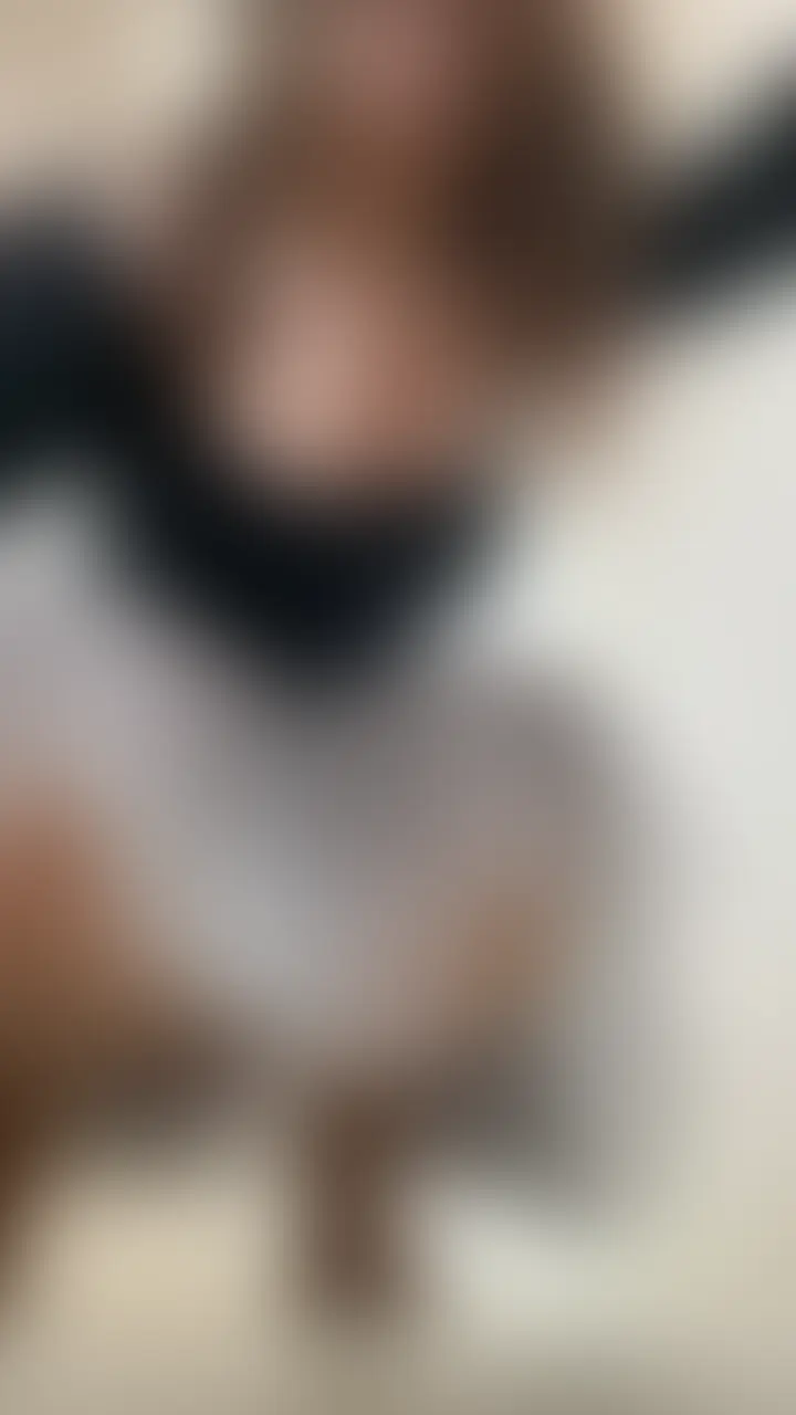 先に言います ソフトエロ! 巨乳が目立つ上着にパンチラな他愛無いムービー フェチには刺さる? (2/2)