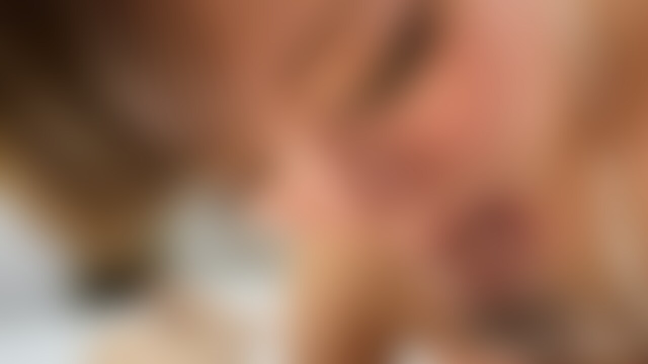 超エロビッチのれいなちゃん。
ガチのチンポ好きですよ。
マイクロビキニを着せて、オイルでテカテカにしたら、まぁエロい。この体にちんぽを擦り付けたくなりますね。
ローターとバイブでイカせたあとは、エロビッチの大好きなチンポをしゃぶらせます。
嬉しそうです。しゃぶってるだけで濡れてます。
後半は挿入からの中出しです。 (2/2)