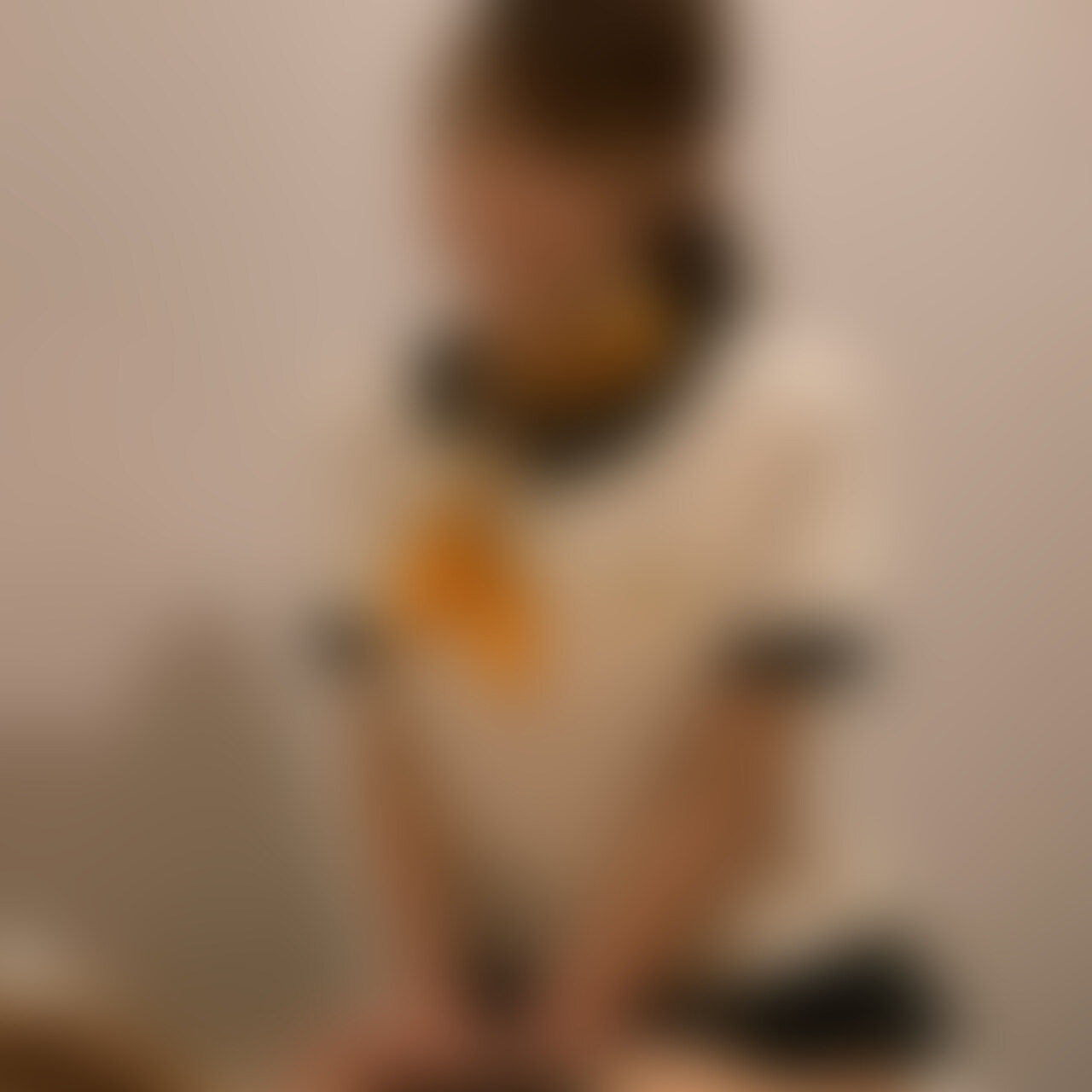 六本木メンズエステ・オイル手コキ・鬼乳首責めコース【逸材・長濱瑛菜(23歳)】
┈┈┈┈┈┈┈┈┈┈┈┈┈┈┈
🙏みなさまにお願い🙏
「いいね」をたくさんもらえると投稿頻度を増やす励みになるのでぜひ♡を押してください!
┈┈┈┈┈┈┈┈┈┈┈┈┈┈┈
どうも風俗大好き、ゆってぃ監督です。今回も六本木にある45分12,000円のメンズエステをデリバリーしてしまいました。
今回はモデル体型の長濱瑛菜(ながはまえな)さんを指名。
店長イチオシと書いてあったので軽い気持ちで指名してみたのですが、来たのはモデル体型で笑顔の可愛いセラピストさん。
ひと目見て(逸材が来た・・・)と思ってしまいましたw
ルックスが可愛いだけでなく、話してみると、学生時代は吹奏楽部でクラリネットを吹いていたのだとか。絶対いいところのお嬢様で間違いなく、なぜメンズエステで働いているのかわかりませんw
グイグイ押すというよりは、撫でるような優しいマッサージを受けたあと、念願の鬼乳首攻めコースへ。
まずは後ろからバックハグの状態で乳首をいじいじ、その後上半身に乗っかってさらにイジイジ。
最後は長濱さんのお口と舌で乳首を舐めたり吸ったり、大量攻めをしてもらって、フィニッシュ。舌技もあり、手技もあり、ルックスと技術を兼ね備えたセラピストさんでした。 (2/2)