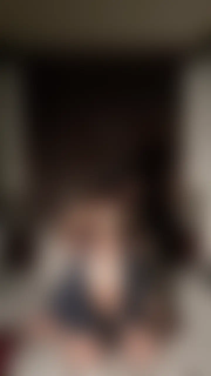 『縄師歴12年のプロと非日常感に溺れた亀甲縛りで拘束セックス』
今回は過去一、''大人のエロさ''が全面に出ている作品です。
前に公開した作品で縄を使ったプレイに挑戦したんですが、
あの拘束されて''されるがままなプレイ''にハマってしまい今回は1番エロく映る縛り方をしてもらいました。
縄も普段縄で縛られている子でも辛い様な縛り方をしました。
最初は激しい痛みが体全身を襲ったんですが、慣れていく内に痛みが快感に変わっていきました。
身動き取れない状態でされる手マン/手を使えないフェラ/止めて欲しいくても止められない拘束ピストン
挿入中に大量の潮を吹いちゃいました💦
最後は縄で縛られた私の体にぶっかけフィニッシュ。
縄で身体のラインやシルエットがいつも以上に綺麗に見えて、終始白目むいて、喘ぎ声が大きい所もところもみどころです👀
今後これ以上の縄プレイは行わない予定なので集大成をぜひ見届けてほしいです!
ドキドキした空気感も、そのまま作品に残ってます✨
普段のしーなとは少し違う表情や雰囲気も見てもらえたら嬉しいです🤍 (2/2)