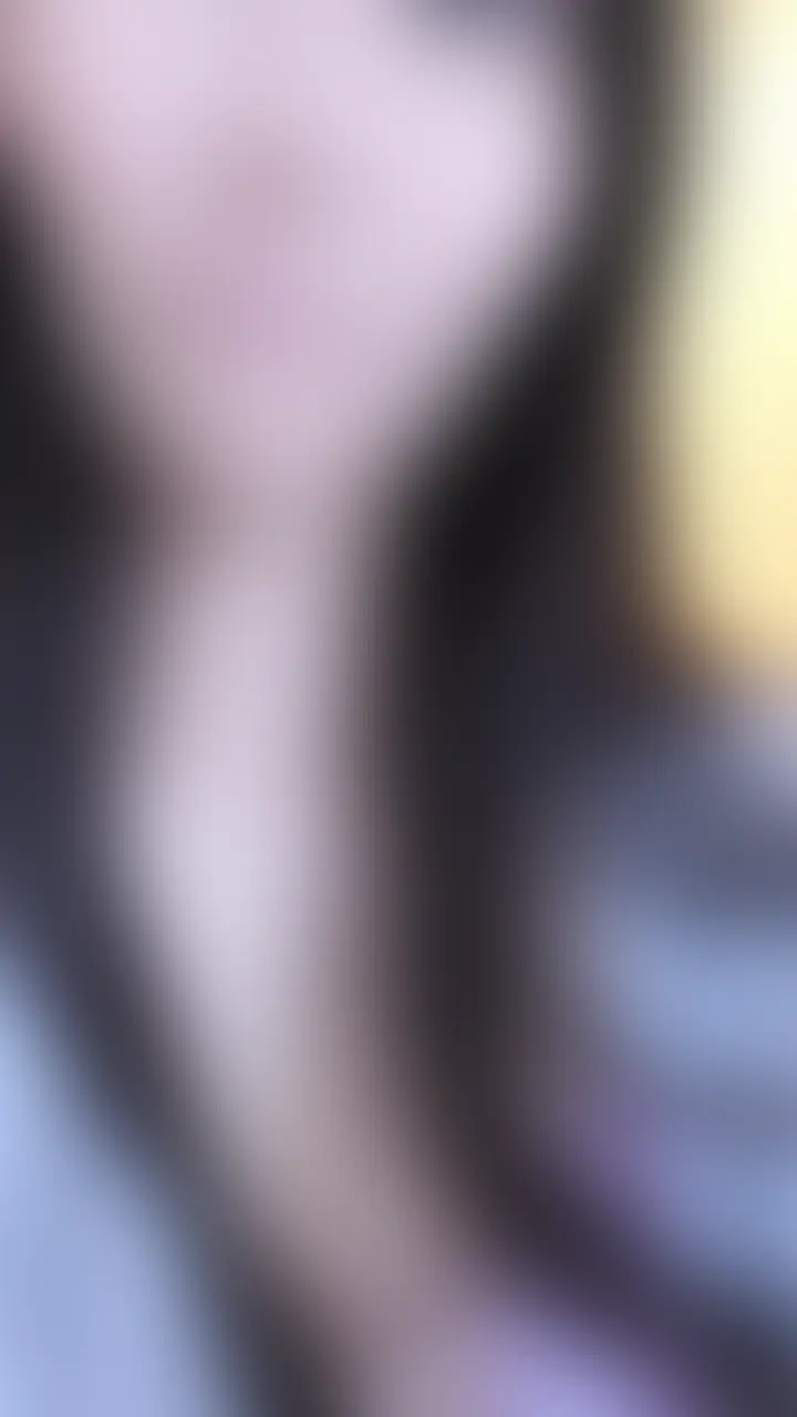 【月額プラン専用ページ】
単品購入希望の方はここから
https://myfans.jp/posts/050d1100-beec-4b18-a2a7-b90630814718
今回のありすは、ちょっと積極的かも💭
前日飲み過ぎて気付いたら朝で
夜中のことはあんまり覚えてないんだけど
なんかね、すごく楽しかった気だけ残ってて...
気付いたら朝で、なぜかベッドで寝てて。
軽く二日酔いのせいなのかな?
あそこがむずむずしてて😳
寝てるとこ起こして
いきなりえっちなことしてみたよ。
朝で大きくなってる
あそこ見てたら、無意識に触っちゃってて
そのまま、上にまたがって🫣
朝の硬いおちんちんって
「なんでこんなに気持ちいいんだろう」
って思いながら、腰振ってたら
最初はゆっくりだったのに
気付いたら止まらなくなってて、おかしくなってました。
夢中になってたら
潮かけちゃって目覚めたのかな…?💦
下から突き上げられて
後ろからもたくさん激しくされて💗
気付いたときには
自分から「中に出して…?」ってお願いしてた。
朝からの素顔のハメ撮りすぎるけど
ちょっと不安だけど
こんなありす、見せても大丈夫かな?♡しいです。 (2/2)