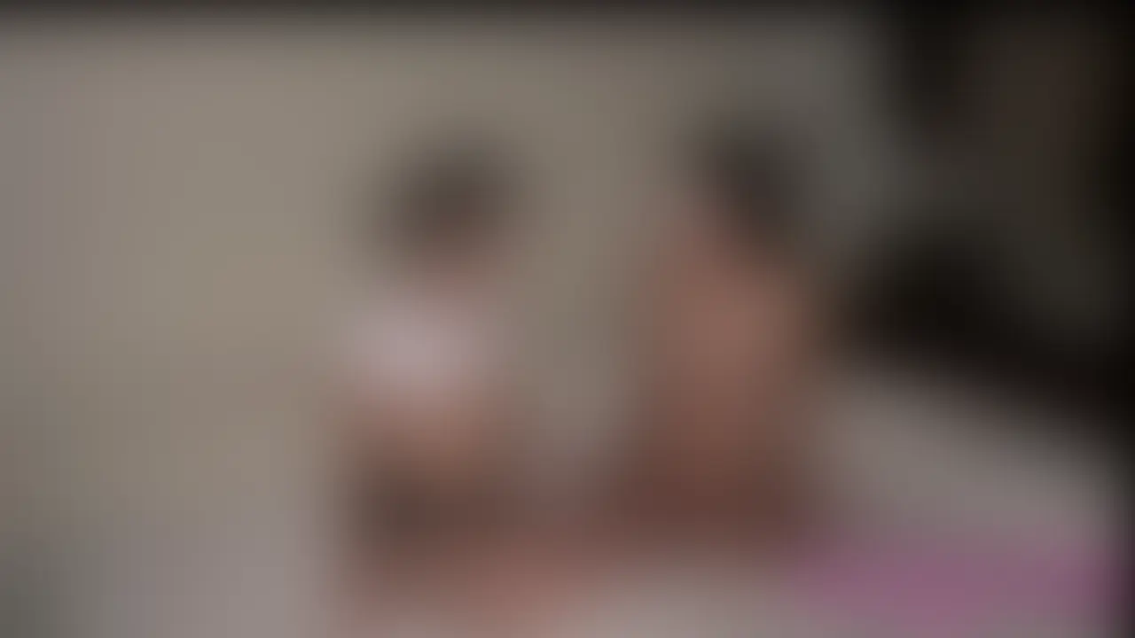 【おしがまちゃんコラボ♡ソヨン初めてのどきどきレズプレイ】

何もかもが初めてでドキドキだったよん

まずおしがまちゃんのクンニが今まで受けてきたクンニの中で断トツに気持ちよくて初っ端から混乱&ものすごい声で喘ぐソヨンが見られます🤯

その後はペニバンで色んな体位で気持ちよくしてもらって、お潮吹きまくり💦
生身の肉棒じゃなくてもテクニックでこんなに気持ちよくなれちゃうんだね😱

オルガつきの電マや双頭ディルドも初体験💓
もちろんお潮は飛びまくりです💦

まだまだ終わらないよん

クスコで開いたソヨンのあそこにおしがまちゃんのオシッコをたっぷり頂いた後は、おしがまちゃんがソヨンの膣からストローで吸ったおしっこをソヨンのお口へ
おしがまちゃんの聖水はアーモンドの味がしました🐿️

最後は洗面台の前で立ちバック🥰
おしがまちゃんにペニバンで責められてたまらずお潮が噴き出します🥺

下からアングルの降り注ぐお潮を楽しんでね💋 (2/2)
