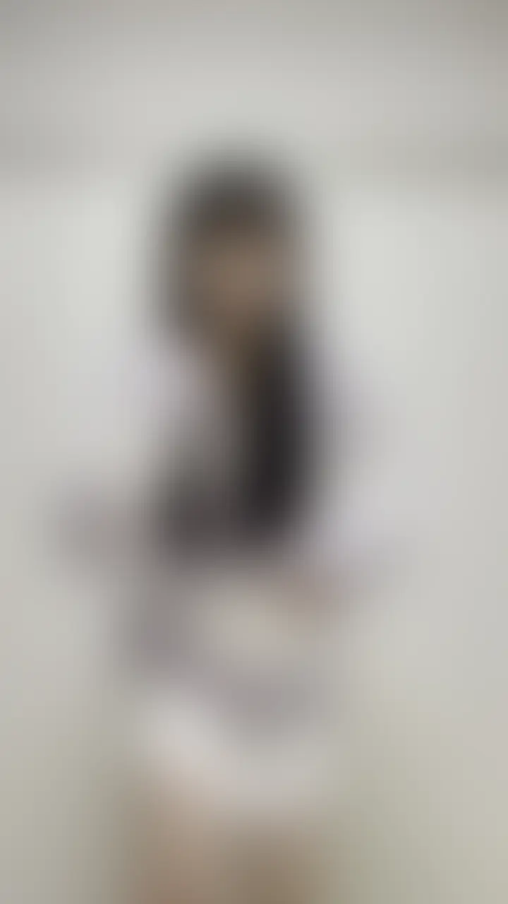 白いスケスケランジェリーで立ちながら片足上げて…♡気持ち良すぎて派手に絶頂///
右のいいね♡や保存もお願いします🥺
プレゼントでいただいた白いスケスケランジェリー🤍
ふわふわでかわいいんだけど
スケスケでおっぱいもすぐ出ちゃう、かなりえちなデザインなの…!
これを着て着エロに挑戦して全身を見せながら
みおにゃの体のやわらかさを活かした格好で
気持ちよくなっちゃたーー💦
気持ちよすぎて動けなくなっちゃったところまで
じっくり見てくれたらうれしいな🥺💗 (2/2)