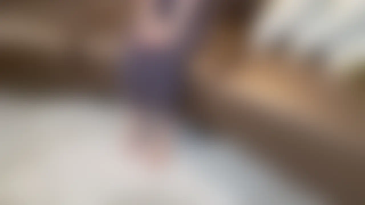 今作はパイパン清楚系美乳妊婦さんが臨月37週になって再登場!妊娠9ヶ月編はアイマスク+マスクで完全顔出しなしでしたが今回はアイマスクのみに!アイマスク+マスクでもとても人気だったので大変お待たせしました!
今作は全身に淫乱な落書きをされてど変態淫乱妊婦にして妊婦同好会専用おまんこにしちゃいました。
淫乱な落書き姿に恥ずかしそうにしてましたがガチガチになったおちんぽをいれられて乱れまくりでした (2/2)