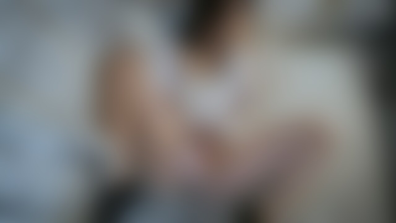 異物挿入!知人の紹介で高額報酬の仕事をもらいオナニーを披露。うっかり電マ挿入される。 (2/2)