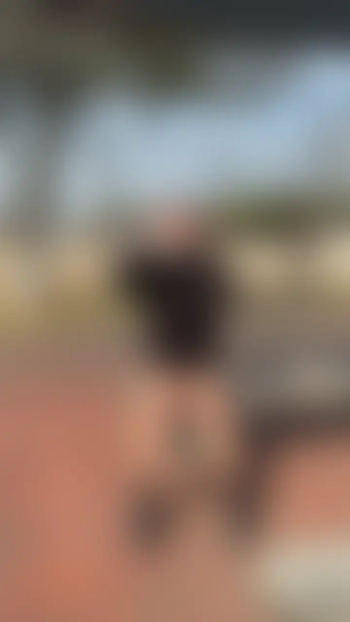 露出に完全に目覚めてしまった清楚系人妻を、
昼間の人気公園に連れ出した。
ピッタリとしたスカートでベンチに座らせると、
休憩中のサラリーマンたちの視線が一気に集まる。
『見られてる…興奮する…』
ベンチ、木陰…声をかけられ、
その場で即フェラ立ちバック
通行人の視線、
スマホで撮影される興奮、
昼間という背徳感で完全にイキ狂う人妻。
【収録内容】
・昼間公園見せつけ露出プレイ
・見られながら放尿
・顔出しフル収録
・本気イキ
・野外ハメ
昼間の公園で人妻が完全に
露出肉便器に堕ちる姿を、リアルに記録しました。 (2/2)