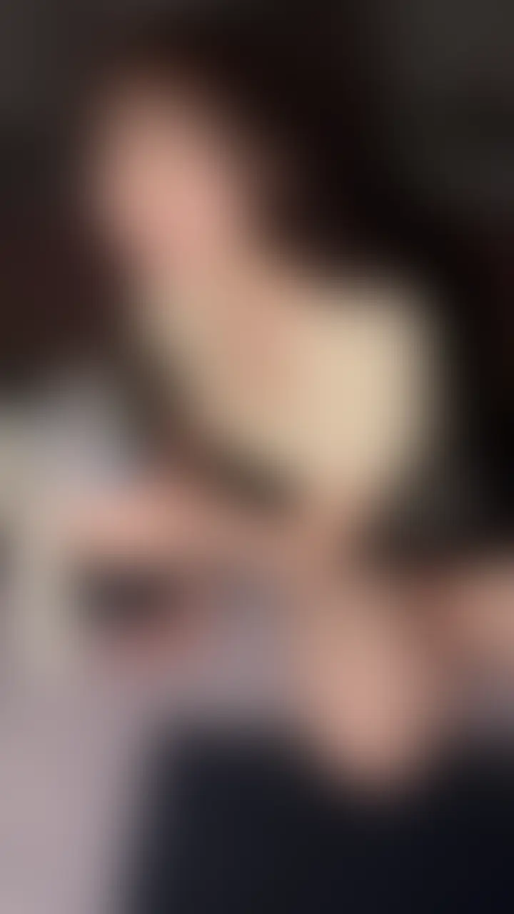 宅飲みしてて、友達の1人が寝てる間に
こっそりえっちしちゃいました///💓
お酒飲んでムラムラしてきちゃって、
バレないかドキドキしながらも
秘密でシちゃいました㊙️🤭
ちょっと触ったら
もうおち⚪︎ちん大きくなってるから
そのまま咥えてあげて、、、💋
私も我慢できなくて
押し倒して、上に跨っちゃった…💜
気持ちいいところ擦り付けると
ついついえっちな声漏れちゃう、、、💦
騎乗位の体勢で
一緒にイっちゃいました、、、❣️
再生時間:11分36秒 (2/2)