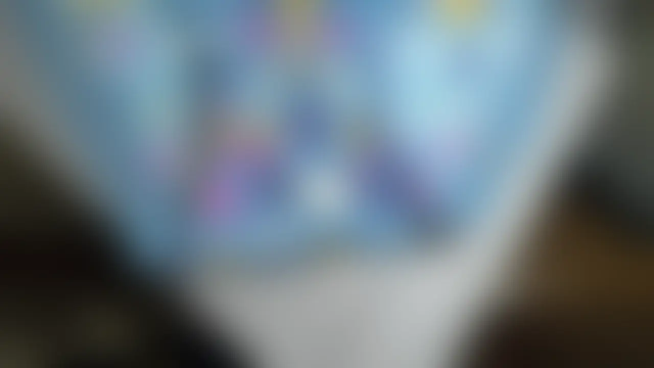 美人で私にも優しく接してくれるななみちゃん。
彼女のやさしさに甘え今までも何度か彼女の置き下着に私の白濁液をかけさせてもらっております。
ななみちゃんみたいな美人でもパンティーのクロッチにはシミを付けているんです。
きっと小さなクリトリスがあり美しいピンクのマンコでしょう。
そのマンコから溢れたななみちゃんのオシッコやオリモノを吸い込んだパンティー。
彼女のＤＮＡが染み込んでいるパンティー。
もう彼女の分身です。
このユ〇クロのパンティーにも彼女のＤＮＡがしっかりと染み込み、美しい黄色いシミ
が広がっております。
ああっ、彼女のオシッコしたてのマンコを舐められたら最高に幸せでしょう。
きっと何時間でも舐めていられます。
そんなことは出来ないのは当然わかっています。
でもいいんです、彼女のマンコが触れていたこの下着を楽しませてもらうだけでも最高に私は幸せです。
私にとってはSEX以上に気持ちいいんです。
ななみちゃんとのSEXを想像しながらゆっくりと彼女のパンティーに肉棒を擦り付けて快楽を楽しみます。
気持ちいいよななみちゃん。
ななみちゃんも気持ちいいでしょ？
今度ななみちゃんのパンツにチンコ擦り付けるところ見ててよ。
いっぱい精子出してあげるよ。。。
変態的想像の中で快楽もピーク。
イク！！！ななみちゃん沢山出すからね！！！！
クロッチに大量の精子が飛び散り、私の精子が彼女のパンティーに吸い込まれていきます。。。
最高に気持ち良かった。。。。
彼女が私の精子が染み込んだことを知らずにこのパンツを穿き続ける。。。
これ以上の幸せはありません。 (2/2)