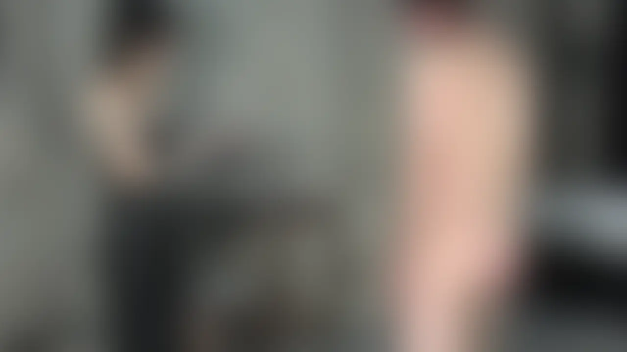 借金が返せずに女王様のペットになるM男。
言いつけを守ったので、女王様から
手コキのご褒美を貰えることになったM男。
女王様の無造作の手コキに男のちんこは反り返り天井を向く。
すぐにイカされてしまい、ちんこに
貞操帯を付けられてしまう。 (2/2)
