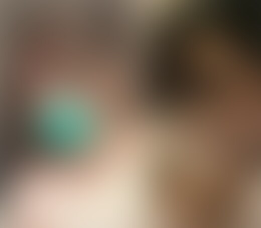 今回は他人の愛をぶち壊してしまいました。

彼女は2年ほど付き合っている彼氏と甘い同棲生活をしているみたいでした。

エッチもその彼氏としかしたことがないという現代では稀な非常にピュアな女の子です。

この日は友達にお願いされて「普段は絶対に行かない」という合コンに彼氏に内緒で初参戦してきたようでした。

最初こそ男性陣に対して警戒感があったみたいですが、お〇が進んでトークも盛り上がってくるにつれてだんだんと心を開いてきてくれました。

うまく終電を逃させてから

「この子は俺と家の方向同じだからタクシーで送っていくよ」と友人たちと引きはがし、さりげなく2人で軽く飲みなおそうと打診してみました。

「えぇ～…どうしよ…」とスマホを見て彼氏から連絡が来ていないか確認しているようでした。

ラッキーなことにまだ連絡は来ていなかったみたいで、「じゃあ少しなら…。ちゃんと帰りは送ってくださいよぉ？ｗ」とOKをもらうことができました！

コンビニでお〇を買って、ゆっくり飲みたいからと理屈をこねながら多少強引にホテルに連れ込んじゃいます。

先ほどは友人がいたから話せなかったようなこともホテルで2人になったら聞き出すことができました。

どうやら週に2回くらいはエッチしているものの、長く付き合っているということもあってマンネリ気味らしいです。

ソファで隣に座ってさりげなくボディタッチを繰り返しながらキスを迫ってみました。

「ダメだよぉ…」なんて言っていましたが舌を突っ込んでみると彼女からも絡めてきてくれました！

ここまで来れば勝負は私の勝ちですね。

激しくキスを交わしながらおっぱいもみもみ、スカートを捲り上げてパンティの上から股間も優しく刺激してあげます。

ベッドに連れて行って使ったことがないという電マをあててみると、「これやばいよぉ…！だめぇ…イっちゃう…！！」と恥ずかしそうにビクビクと痙攣しながらイってしまったみたいです。

「彼氏以外にするのは初めて」というフェラチオもねっとりとしてくれました！

こんなに初心な子がヨダレをいっぱい垂らして「彼氏よりおっきい…」とご奉仕してくれるなんて最高ですね。

おちんぽを突っ込んでからクリトリスに電マをあてて何度も何度もイカせちゃいましたｗ

最後のほうは「彼氏より気持ちいい…」なんてエロいことまで言っちゃってますｗ

他人の彼女をめちゃくちゃにするのって最高に興奮しますねｗ (2/2)