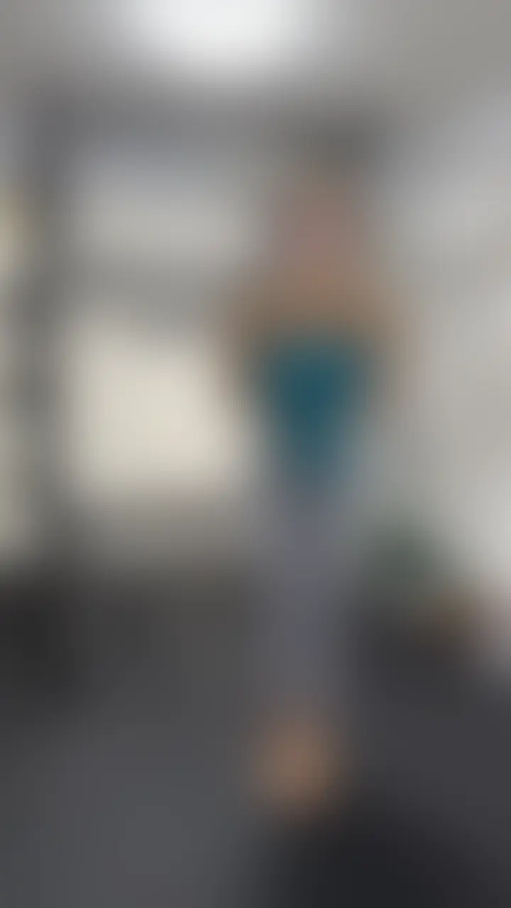 お待たせ、私の愛しい下僕たち。
これまで各サイトで公開してきた、数々の『地獄の指導』と『背徳合トレ』…。そのすべてを余すことなく詰め込んだ【完全保存版】がついに完成したわよ💋
175cmの私が放つ圧倒的な威圧感、しなる身体、躍動する爆尻…。画面越しに私の吐息と熱が伝わる距離で、アナタの理性を粉々に砕いてあげる。情けなく息を切らすアナタを見下ろしながら、限界のその先まで追い込んであげるわ👠
さらに【限定プラン】では、あの『あんな所』や普段は見せない恥ずかしい秘蔵シーンもすべて解禁。瞬き一つせずに、私のすべてをその目に焼き付けることね👀
これぞ童貞卒業のための聖書。さっさと私の『聖域』に溺れなさい。最後まで逃げずに、私についてくるのよ💋 (2/2)