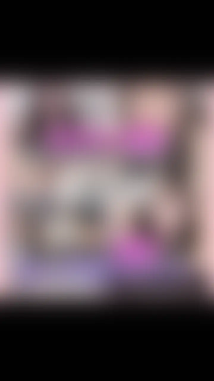 【後半】【💝オナニー動画撮影最中にボッキしてしまったカメラマンを誘惑したら、アナルイキ生ハメ生中出し💝】
オナニー動画を撮る予定だったのに、オナニー動画🎥撮影中にカメラマンが何かゴソゴソしているのを見てしまい気になって見ていたら、わたしがオナニーしている姿をみておちんちんをさわっていた、、、
服の上からでもわかるようなボッキしたおちんぽを摩ってたくせにはぐらかすカメラマン。
挑発まじりでアナルにローションを塗って「いれてもいいよ?♡」と言ったら、生セックスすることに、、、
そらのキツキツアナルマンコに太いおちんぽをぶち込んできて気持ち良過ぎて白目イキ♡
最後はバックからガン突かれてそらのアナルマンコに生中出しでフィニッシュ♡ (2/2)