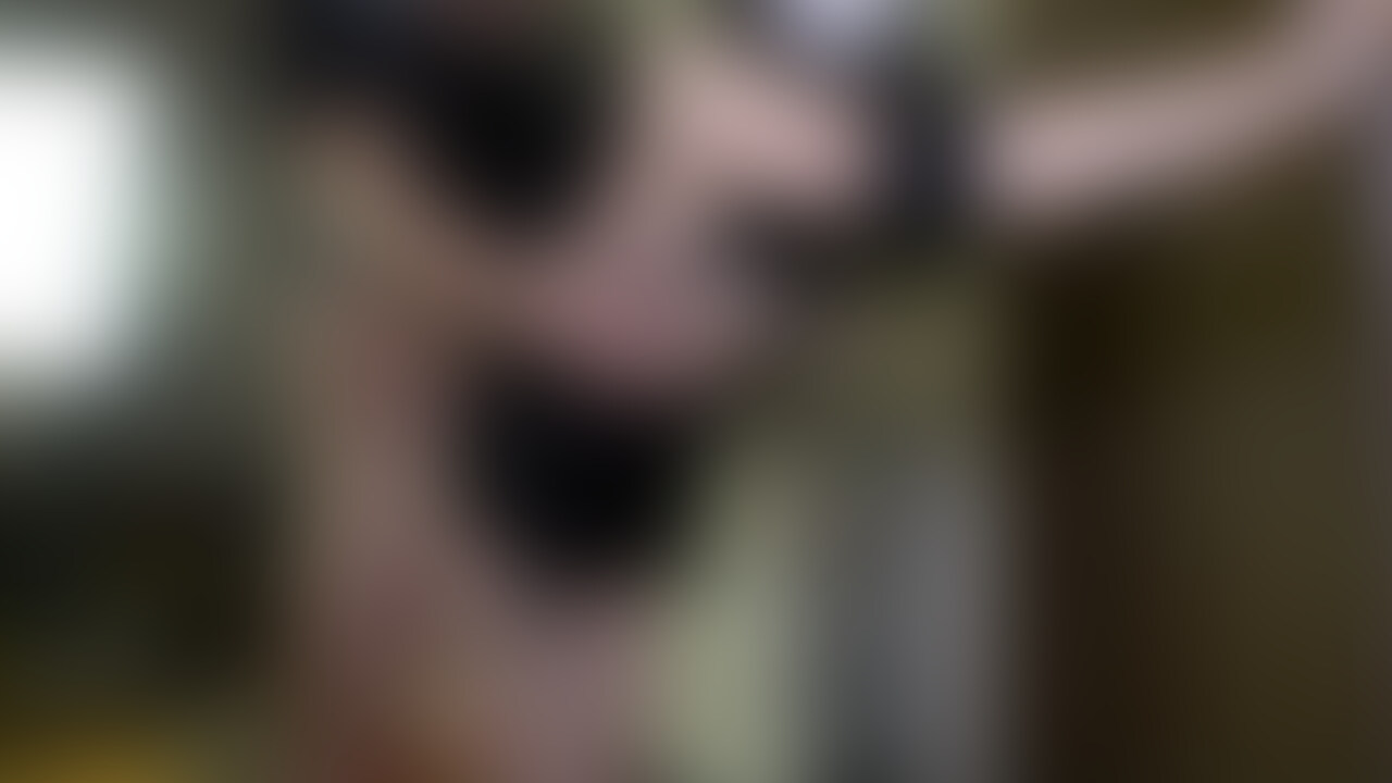 3人が寝てる部屋のドアの前でしちゃった動画 (2/2)