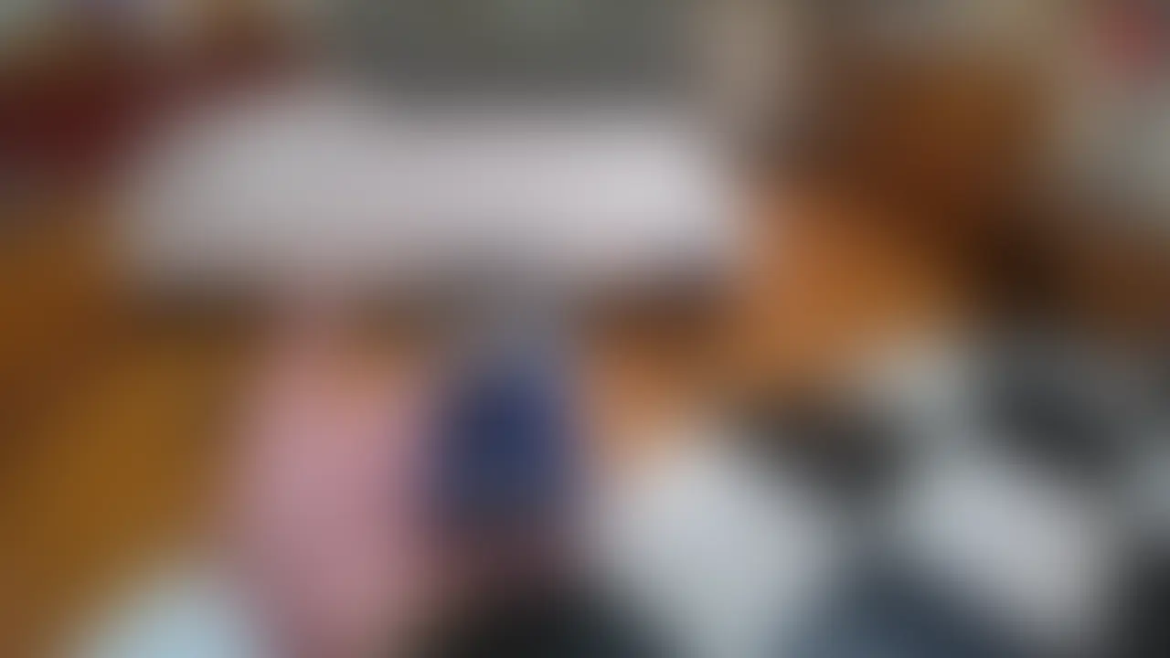 ​[19さき]最初のドアオープンで、大人の綺麗なお姉さん系の雰囲気と、ふんわり優しい笑顔が一撃で「最高の当たり！」と確信。落ち着いた29歳ならではの包容力がありつつ、153cmのミニマムなサイズ感というギャップがたまらんです。
隣に座った瞬間、小柄なラインの中に品良く整ったEカップの存在感がスッと視界を占拠してきて、早くも理性がグラつきます。トークは丁寧で心地いい距離感からスタートして、こちらが冗談を言うと「もう〜」って感じでくしゃっと笑って半歩近づいてくるリアクションが本当にズルい。褒めると一瞬照れて視線を泳がせる仕草も可愛すぎて、完全に沼一直線です。
お互いの距離がゼロになってからの、優しく包み込んでくれるような密着感は想像以上で、体感時間は完全に秒でショートしました。色気と可愛さのバランスが完璧。迷わず即リピ確定です！
​＃ワイ渾身の口コミレビュー投稿用作文 (2/2)