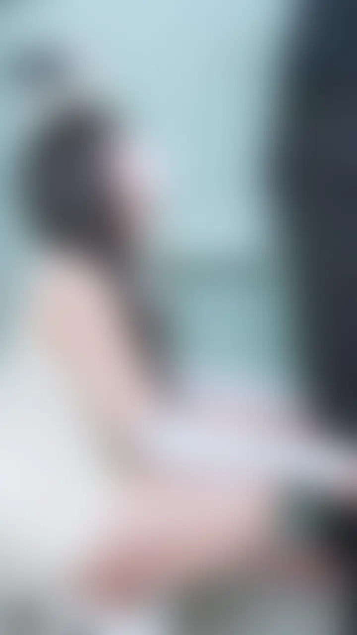 玄関変態フェラの別角度でお尻も舌遣いもくっきり👀✨
玄関でちょっと大胆なことしちゃいました♡
可愛いお洋服なのに、やってることは変態すぎるかな?
別角度からだと雰囲気も違ったり、根元まで綺麗にしてるの見えるから
みてみてね💞 (2/2)