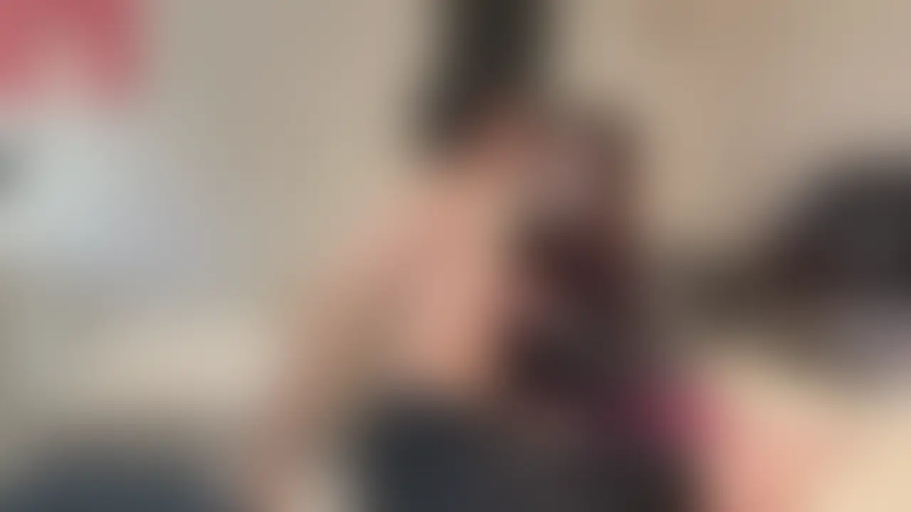 【年下彼氏の乳首をイジってフェラしてちんこをギンギンに勃たせてから騎乗位で勃起ちんこを味わいまくる巨乳人妻】

ミカさんとのお家デート。お互いにムラムラしてきてエッチする流れに。脱いで？と言ってきて全て脱がされると人差し指で乳首をさわさわといじってきてミカさんに乳首調教されてる僕は問答無用で勃起してしまうことに…
そこに追い打ちをかけるかのようにテクニカルフェラをされて出てしまうのではないかと心配になりました。
鬼頭を責められてパンパンになったちんこにミカさんは我慢できず上に乗ってきて本能のままに動きまくります。
巨乳が騎乗位で動いている姿はなかなかにエロいですね…
続きは先日投稿したこちらの動画になりますので是非ご覧ください👇
https://myfans.jp/posts/db15cdd4-daf6-4833-8fb7-6c5555cb3354?utm_medium=referral&utm_source=share&utm_campaign=post_share (2/2)
