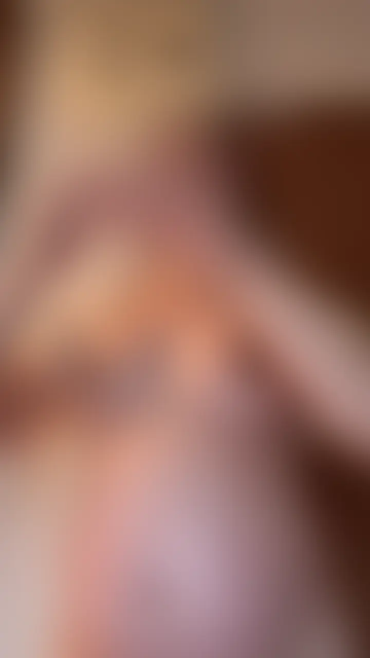 お久しぶりです、しずかです。
今回はオイルを使ってボディケアをしてる時の動画になります♡
塗ってるときにちょっと我慢出来なくなって
そのままおっぱいで気持ち良くなっちゃってます...// (2/2)