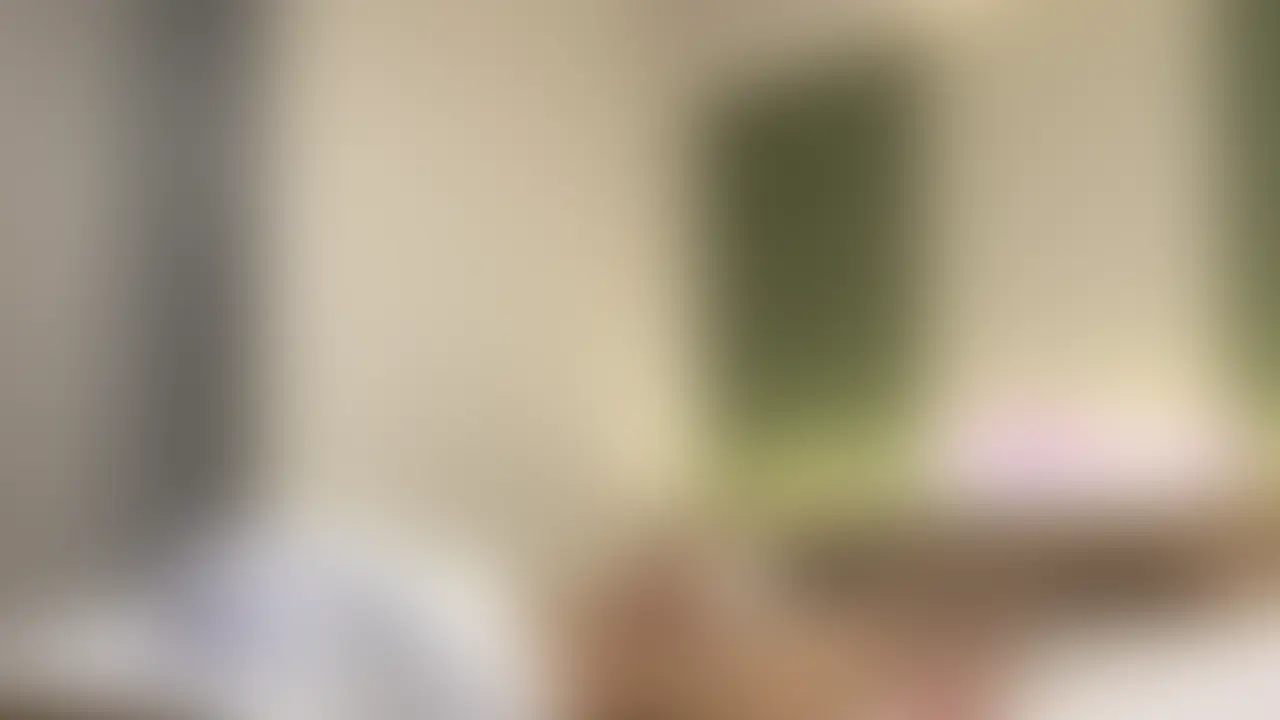 本編は完全顔出し、青髪美女ななせちゃんの、見下し足コキ、手コキ、2回戦(正常位、対面座位、バック)動画です!
手コキからの足コキでの見下し。。。。最高です。
そして、結衣ちゃんとの生セ〇クス2回戦に突入~!!最後はバックでお尻にフィニッシュ。 (2/2)