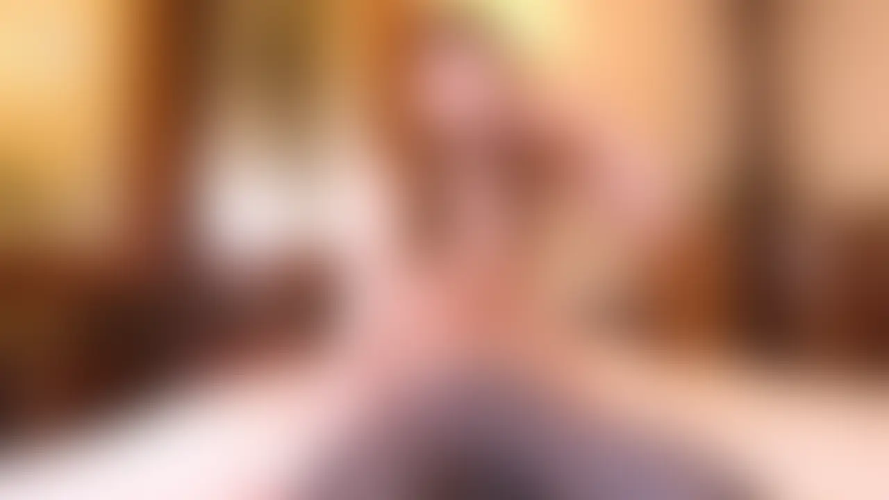 ドS痴女みすずM男くすぐり寸止め顔面騎乗唾吐き手コキちんこビンタ
アナル舐めさせ大好きドS痴女のみすずちゃんが、
顔面騎乗でM男くすぐりやちんこビンタ金玉ビンタで寸止めしながら、
唾吐き亀頭にゅるにゅる手コキでM男を最高快楽の射精へと導きます。
唾吐き回数は29発です。
フィニッシュは、顔面騎乗で股間女臭を嗅がせながらの唾手コキです。
唾で亀頭をぬるぬるにしての唾手コキがとんでもない気持ち良さで、
M男の息が続きません。そんなだらしないM男には、
容赦無くちんこビンタや金玉ビンタ、そしてM男くすぐりプレイが加えられます。
息が続かない時だけでなく、射精を訴えた時にもそんなドSプレイが炸裂します。
特にイキそうになった時のM男くすぐりプレイは効果てき面ですね。
射精欲がグッと抑えられてしまうのですから。
途中、「手コキと金玉叩くの、どっちが好き?」との質問が飛びます。
M男も「手コキが好きです」と答えるのですが、
みすずちゃんは「わかった」と言いながらちんこビンタ金玉ビンタ連発してくれました。
質問が飛んだ時点で結末が予想されたのですが、
わかっていてもそんな風に弄ばれるのは興奮するものですね。
ラストは亀頭こねくり手コキからの高速ピストン手コキです。
唾液でにゅるにゅるの亀頭を手のひらで弄んだり、高速で竿をシゴいたり。
ドSな言葉責めも炸裂しまくりで、M男の興奮がどんどんマックス状態へ……。
寸止めで溜まった分、ザーメンがとんでもない飛距離で放出されましたよ。
M男くすぐりやちんこビンタ金玉ビンタで寸止めされたい、
唾吐き亀頭にゅるにゅる手コキでザーメンを吹っ飛ばしたい、
そんな手コキ好きなM男の貴方だけにオススメです。
1920*1080
17:13
1.33GB
.mp4 (2/2)