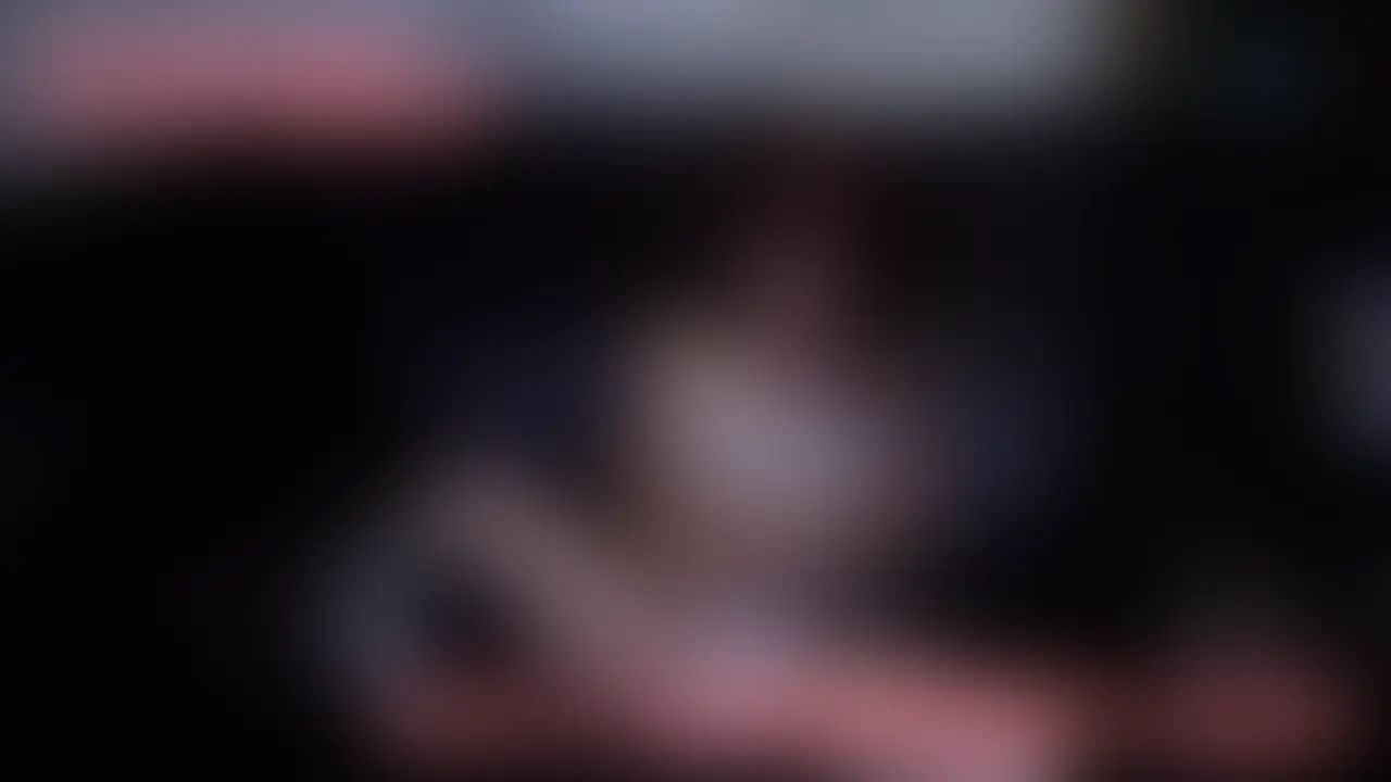 【VIP】「ヒメゴトFile：027 ひなこ 29歳 」
【清楚系美女・ひなこちゃんの本気オナニー】

清楚で上品な顔立ちと、全身から溢れるお姉さんオーラが
たまらないひなこちゃん。
人懐っこい笑顔と吸い込まれそうな愛くるしい瞳で、出会った瞬間から心を奪われます。ホテルでの対面後、すぐに私服から撮影用衣装へお着替え。

可愛い花柄の下着をゆっくりと脱ぎ捨てると、現れたのは小振りながらも形の美しいDカップのおっぱい！

そのまま制服に着替え、いよいよ本番へ。「普段からよくオナニーしてるんです…」という彼女の言葉通り、自然でリアルなオナニーをたっぷりと収録しました。

服の上から優しく胸と秘部を愛撫され、甘く漏れる吐息。
ソファーに四つん這いになり、後ろからパンティをゆっくり下ろす姿は超絶エロティック！

その後、ソファーに腰を下ろし大胆なM字開脚でローターをあてがい、
じっくりと快感を高めていきます。クライマックスは透明椅子に固定した透明ディルドを自ら咥え込み、激しく腰を上下に振り乱す騎乗位オナニー。

あまりの激しさに椅子がズレるアクシデントさえも物ともせず、
足で椅子を押さえつけながらさらに激しく動き続ける姿は圧巻です。「イクっ…！」という可愛い喘ぎ声のあと、ヌプッといういやらしい音を立ててディルドを引き抜く瞬間まで、全てを余すところなく収録。

清楚な見た目とのギャップ、淫らに乱れていく表情、リアルでエロい声と動き...
ひなこちゃんの「本気で気持ちいいオナニー」を、心ゆくまでお楽しみください。

---ひなこちゃんDATA---
バスト：Dカップ
オナニー：よくする
--------------------------------------- (2/2)