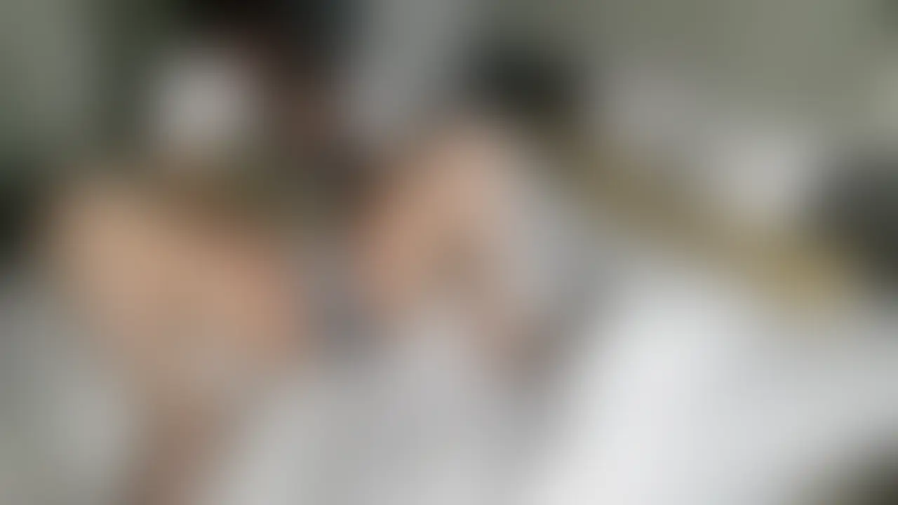 【兵庫 保育専攻の大学生 めいちゃん(20)と朝まで目隠し生4回戦】
こちらは本編のブラー版動画になります 鼻口出しの本編動画はこちら
↓
https://myfans.jp/posts/cc8bcb8e-7cf9-4707-97cf-6e7e54de696f
Xのフォームから依頼してくれたJDのめいちゃん(20)と朝までオフパコしてきました
ぶつかりおじさんからの攻撃を食らいながら梅田で待つこと30分優しそうで抱き心地のよさそうな女の子が目の前に…
手を繋ぎながら話すと彼女はまだ慣れていなそう
少しでも緊張を解してほしくイルミネーションの話を振ったり馬鹿話をしたら段々と笑顔を覗かせてくれました
ホテルにチェックインし、まずは荷物を置いて一番面倒な書き事を済ませカメラの設置
それが済んだところでお風呂に入ってきたということで射精厨のツノはプレイを始めることに
「今日はいっぱいしたいから生でいい?」って聞いたら
「このためにピル飲んできました…」と嬉しい一言^^
18時くらいの一回戦
・背中の指圧
・パンツ越しの愛撫
・パンツを脱がして入れてくださいを言うまでクリいじりとクンニ
・気のすむまで挿入
・外出しの絵も欲しいから外出し
一回戦を終えてシャワーからの焼肉へ
リモバイ散歩もしてみたけどクリの位置が合わずみんなの見たい絵が撮れなくてお蔵入り
22:00 二回戦目 ホテルに戻り、入っていたリモバイで玩具責めする
ちゃんとクリに当てると悶絶しちゃってます笑
準備はおもちゃにしてもらったからそのまま挿入
今度はこってり中出ししちゃいました
24:00 三回戦目 気の小さいツノは横に裸の女性がいると興奮して寝付けません
とりあえずカメラを回し挿入 前戯シーンは撮れていませんでした汗
ふいに気持ちよくなり中出し
短時間で精子を出し過ぎたのか奥に入って出てきません
8:00 四回戦目 お互いに疲れて裸のままで寝ていて起きて目覚めの軽いキス
起きていたから本当のおはようフェラではないけど昨日膣に入っていたままのチンボを舐めてもらいました
69からの生のまま背面騎乗位からスタート
そのまま三度目の中出し
昨日までのえっちで中イキの経験のなかっためいちゃんだけどやっと緊張がほぐれて来たのか正常位で奥を突いてあげると簡単にイク体質の女の子に変わりました
やはりリラックスって大きな要素ですね!
次回複数の予定が入っています ご期待ください🦄
本人の承諾の上で口出し解禁しましたがいつ誰にバレるかは分かりません ツノとめいちゃんの関係も終わるかもしれないですし、撮影NGの可能性は大いにあります ガチ素人大学生の貴重な動画なので悩まずに買ってください (2/2)