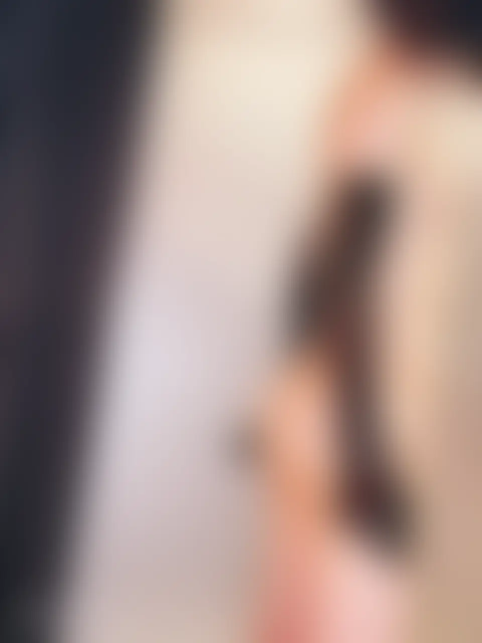 LEOHEXの黒い光沢競泳水着に着替え、振り向きポーズから始まる26分のフェチ系動画です。
艶やかなブラックの光沢素材が身体のラインを際立たせ、ハイヒールでのウォーキングシーンでは大人っぽい雰囲気を楽しめます。
さらに、ソフトなSMテイストを取り入れた緊張感のある演出や、支配的な空気感を感じられるシーンも収録。
ホテルで撮影した特別感のある空間とともに、光沢競泳水着ならではの魅力をじっくり味わえる一本となっています。 (2/2)