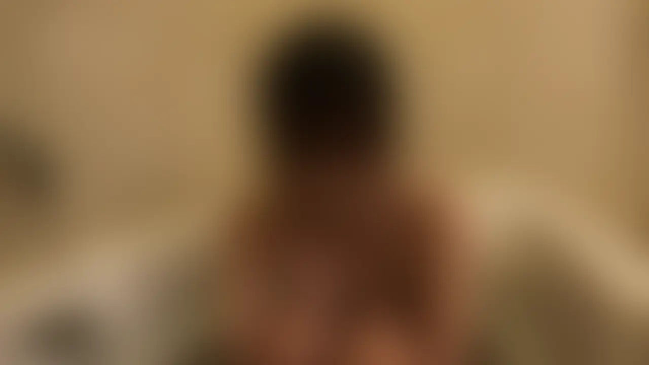 【本編動画後編】
彼女の悩み—
普段はヨガインストラクターとして働く彼女だが、最近ある悩みを抱えていた。
それは、旦那と自分の親友が不倫していることを知ってしまったこと。
旦那との関係自体は悪くない。親友にも恩がある。
それでもSEXのたびにそのことを思い出してしまい、どうしても行為に集中できないという。
「全部忘れられるくらい、激しいSEXがしたいんです…」
そう語る彼女は、見た目の上品さに反して性欲はかなり強め。
「多い時は1日7回くらいします…」
そんな欲求不満を抱えた奥様が求めたのは、日常も悩みも吹き飛ばすほどの濃密な快感だった。

撮影当日—
後日、緊張した面持ちで現れた奥様の前に現れたのは、希望通りのたくましい男優。
しかも目の前に差し出されたのは、思わず「でっか…♪」と声が漏れるほどの巨根。
その瞬間から奥様の表情は一変し、火照った身体は隠しきれないほど敏感に反応。
責められるたびに身体をビクビク震わせ、我を忘れたように絶頂を繰り返す。
「気持ちいいッ！すごい、もうダメッ、イクぅッ！！」
止まらない喘ぎ声、大量の潮吹き、何度も訪れる痙攣絶頂。
さらに生で深く突き上げられると、旦那との行為では埋められなかった欲望が一気に溢れ出し、他人棒にのめり込むように乱れていく――。

最後は—
「もうちょっとしたいです…♪」
中出しを受けてもなお欲しがるほど、奥様の欲情は止まらない。
悩みも理性も忘れ、ただ快感だけを求めて他人棒を受け入れる彩花さん。
親友に旦那を寝盗られた人妻が、今度は自ら他人棒に溺れていく――そんな背徳感たっぷりの一夜となった。

✔ 結婚2年目・27歳ヨガインストラクター人妻
✔ 旦那と親友の不倫に悩む欲求不満妻
✔ デカチン相手に何度も絶頂＆大量潮吹き
✔ 中出し後も「もうちょっとしたい」と懇願
これが、一生に一度の激しさを求めた人妻の結末—

#不倫
#人妻
#NTR
#ぶっかけ
#巨乳
#中出し
#募集中
#素人
#個人撮影
#乱交 (2/2)