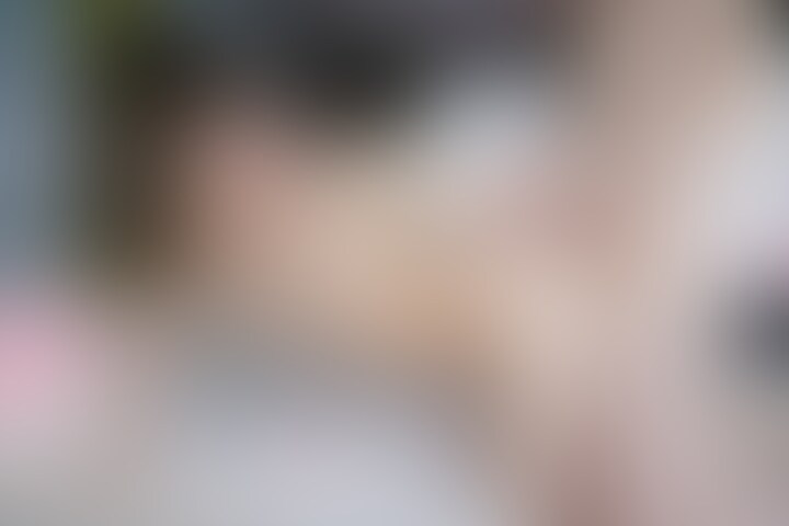 メイサさん25歳。
◆◆◆本編◆◆◆
◆◆◆◆◆◆◆◆
◆◆◆sample◆◆◆
https://myfans.jp/posts/1918a256-4d4e-456e-a4ab-47618b522bae
◆◆◆◆◆◆◆◆◆
幼馴染の若手人気俳優に惚れられてそのまま付き合い大学卒業後に結婚。
専業主婦として旦那さんを支えているそうです。
今回はYout●beのドキュメントチャンネルで旦那の取材の一環で
奥様にもインタビューをするということでカメラマンと二人きりで会うことに。
待ち合わせ場所にやってきたメイサさん、人妻とは思えないセンス溢れるオシャレな服装です。
人気俳優の旦那さんを裏から支えており、不倫報道が出ても仕方ないと割り切り、
それどころか芸能人の妻の名に恥じぬよう美容ファッションにも気を使っているそうです。
セレブ生活を想像してしまいますが人気俳優の奥さま大変ですね。
プロ彼女という言葉がはやりましたが彼女はまさにプロ奥さまです!!
インタビューと称しつつもホテルの部屋に二人きり、何も起こらないはずもなく…
キスをしても抵抗しない…これはイケるとグイグイ責めていきます!!
Fカップ巨乳に陥没乳首、ギャップがいやらしいです。
色素沈着のない美アナルをヒクつかせ、つるつるのパイパンまんこからまさかの大量潮吹き!!
ホテルのソファびっちょびちょに汚しちゃいましたww
ソリッドなクビレにトゥルントゥルンまんこ&美アナルデカ尻…思わずため息が出ます…
大きな目で見つめられながらの高速乳首舐め&カリ攻めフェラでキンタマ上がりっぱなし!!
イキまくって潮吹きスプラッシュが止まりません!!
数えきれいないほどイキまくり脱水症状で脚がガックガク脳みそふわっふわになっちゃってます!!
最後Gスポットゴリゴリに当てに来ての垂直噴射潮吹き!!
からの濃厚ザーメン大量中出しww
旦那は六本木で女の子をアテンドされ遊びまくってるんですからたまにはいいですよね
VSIC審査番号:2201579 (2/2)